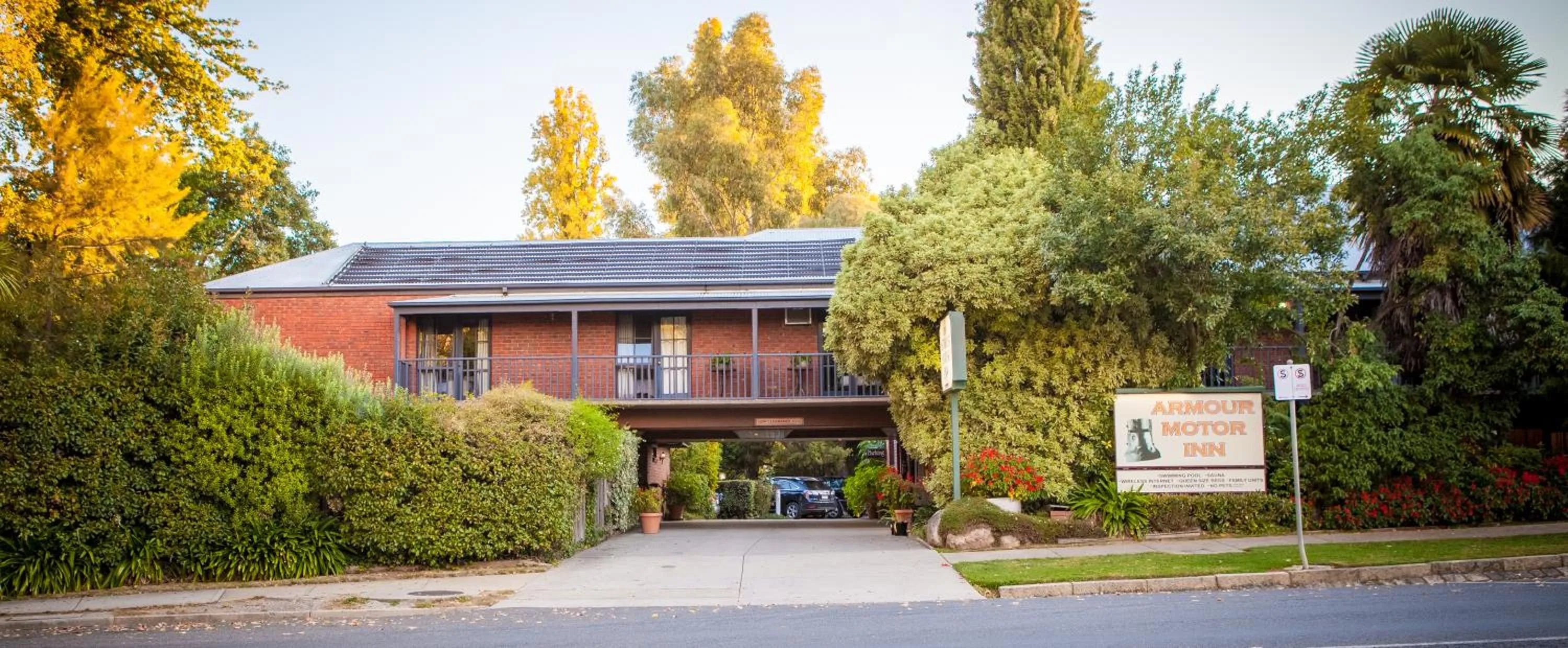 Facade/entrance in Armour Motor Inn