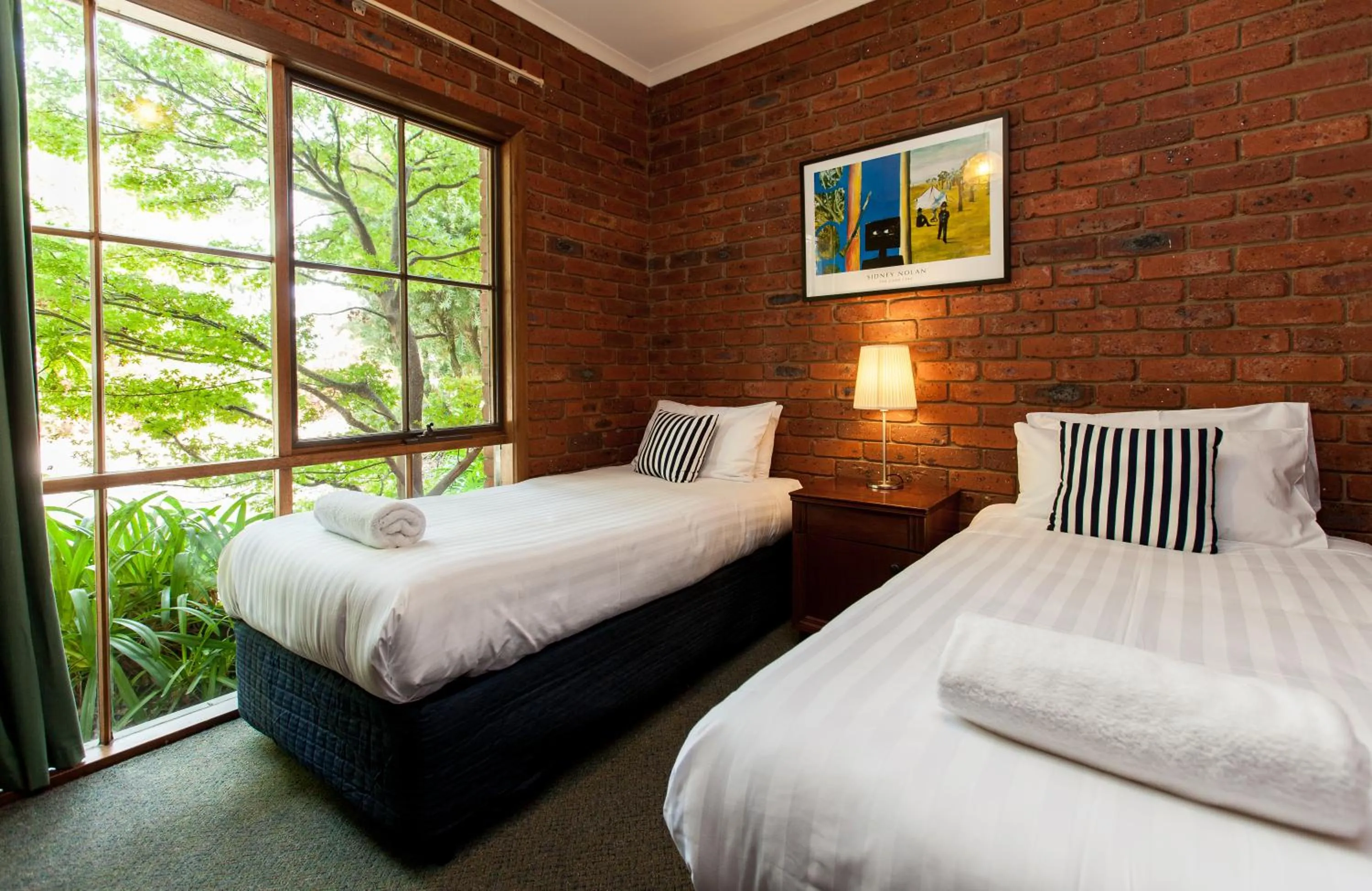 Photo of the whole room, Bed in Armour Motor Inn