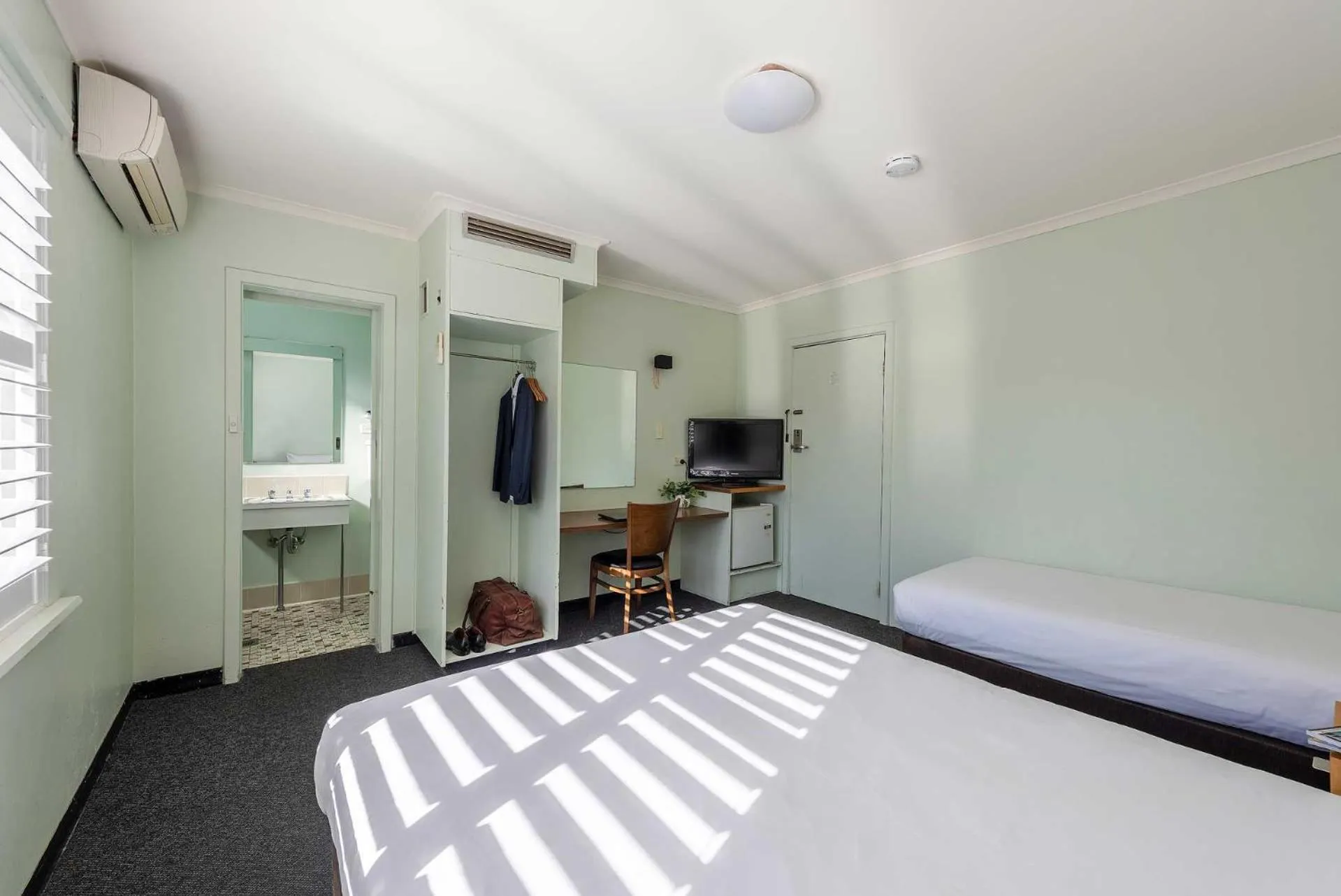 Bathroom, Bed in Panorama Bathurst