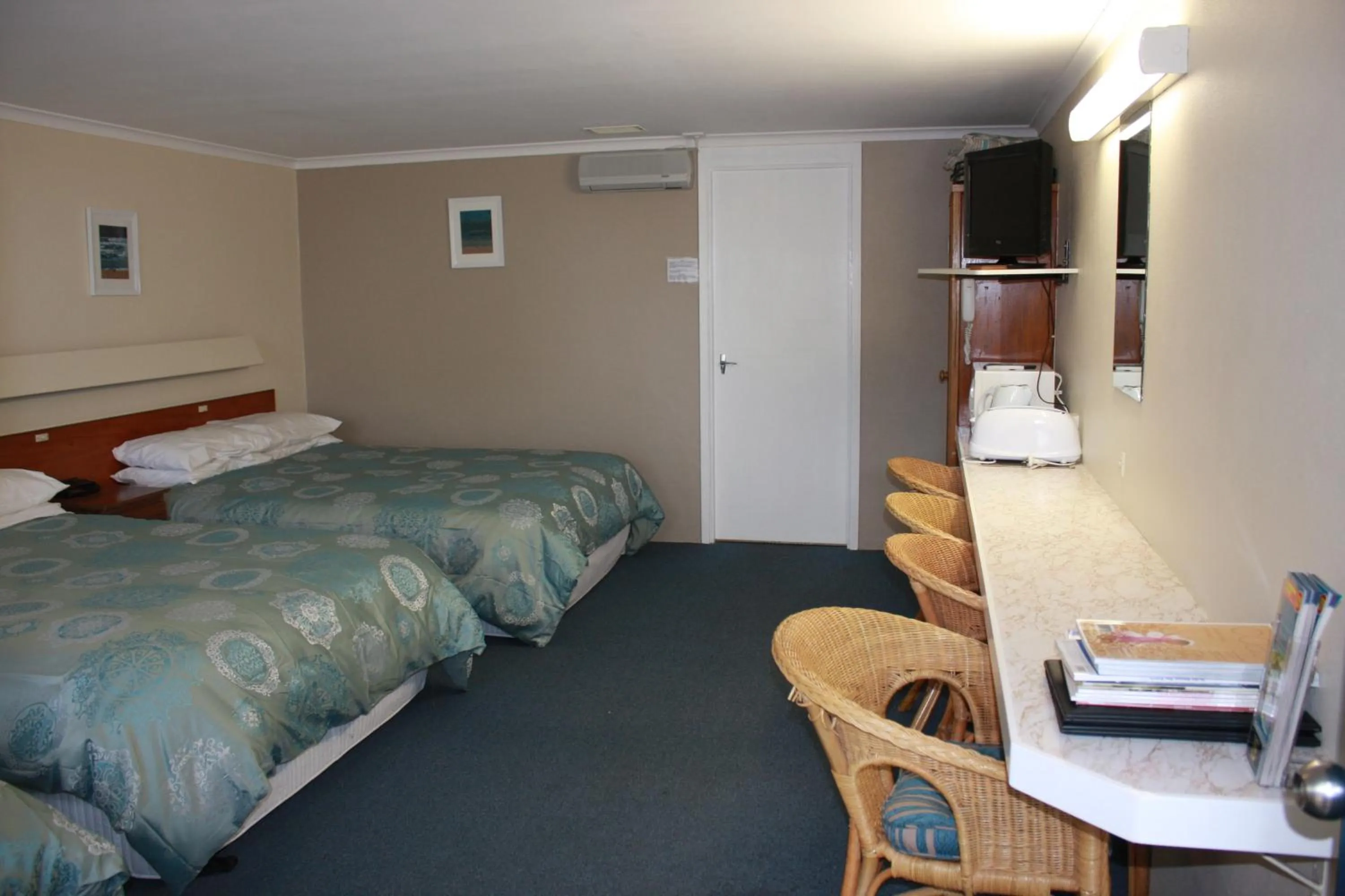 Photo of the whole room, Bed in Opal Motel