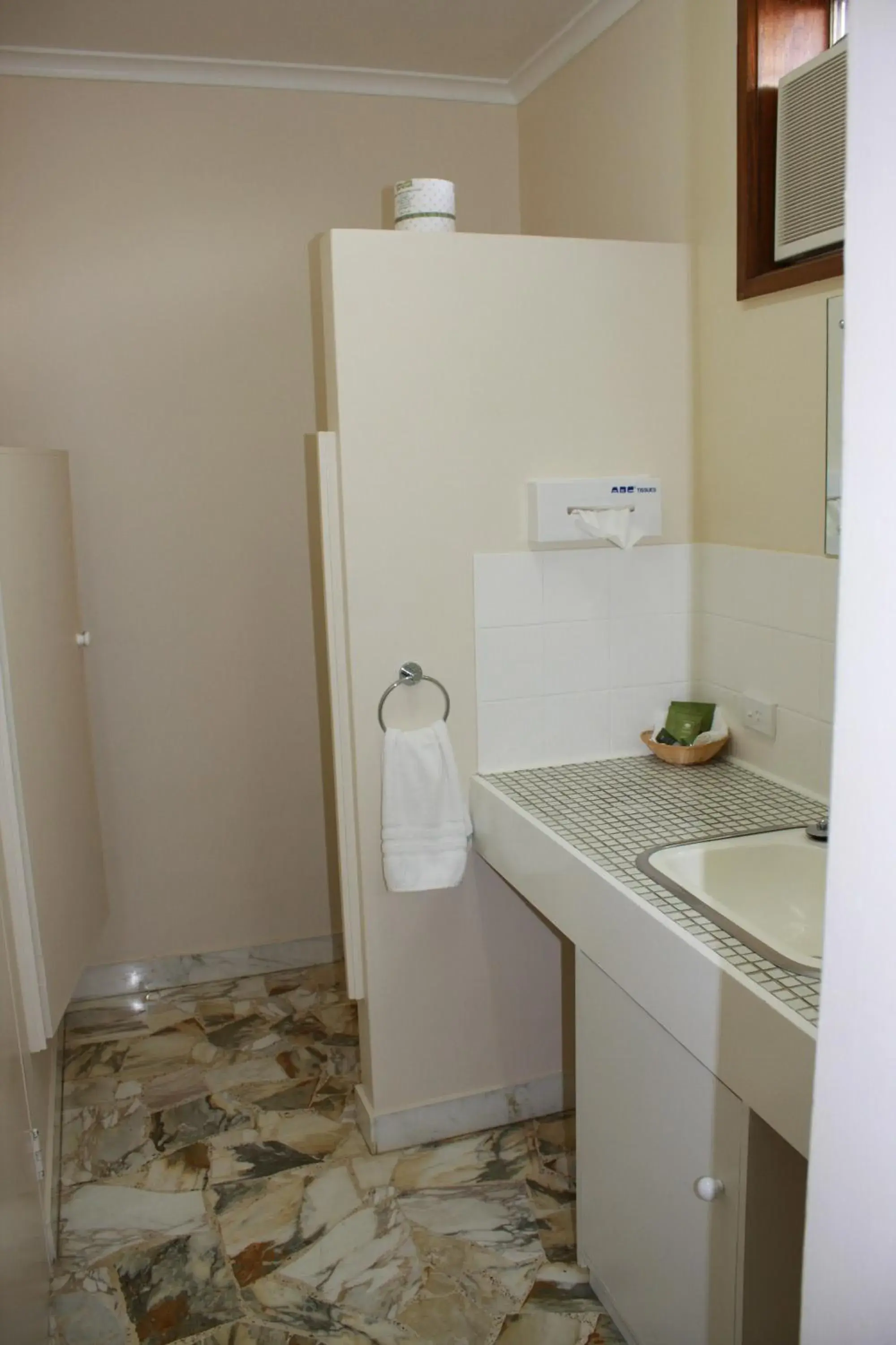 Bathroom in Opal Motel Bathroom in Opal Motel