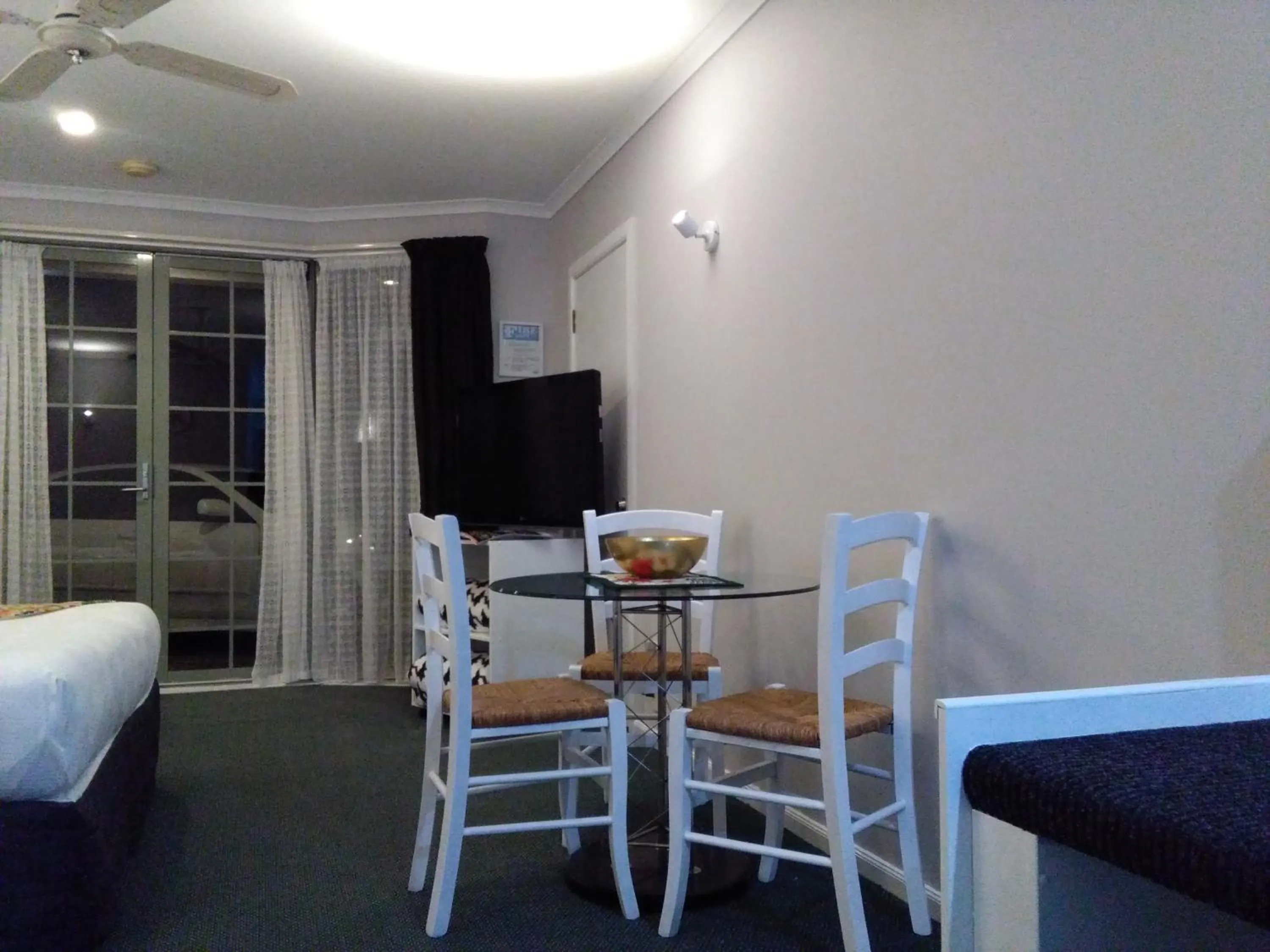 Dining area in Colonial Lodge Motel