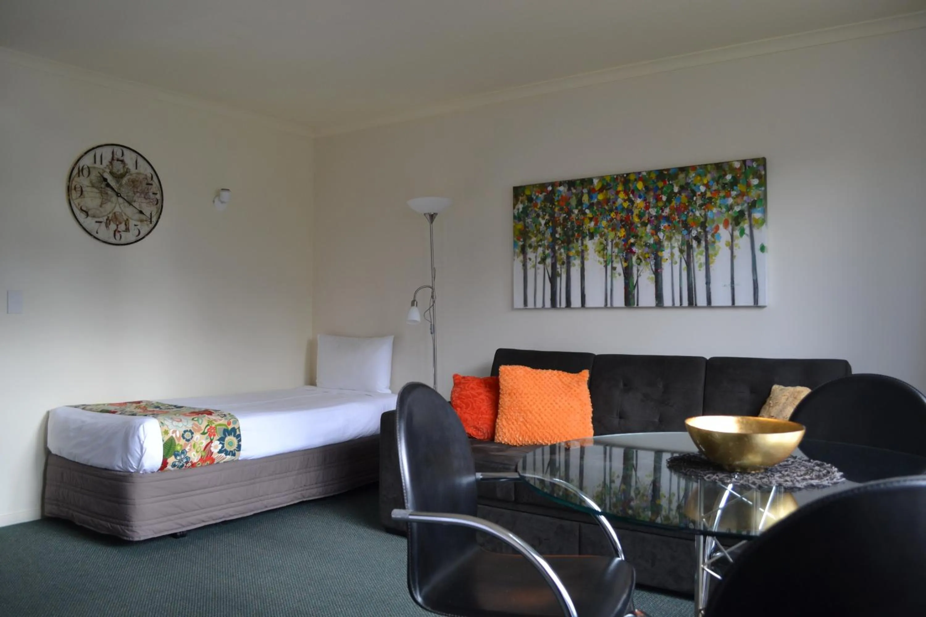 Living room, Bed in Colonial Lodge Motel