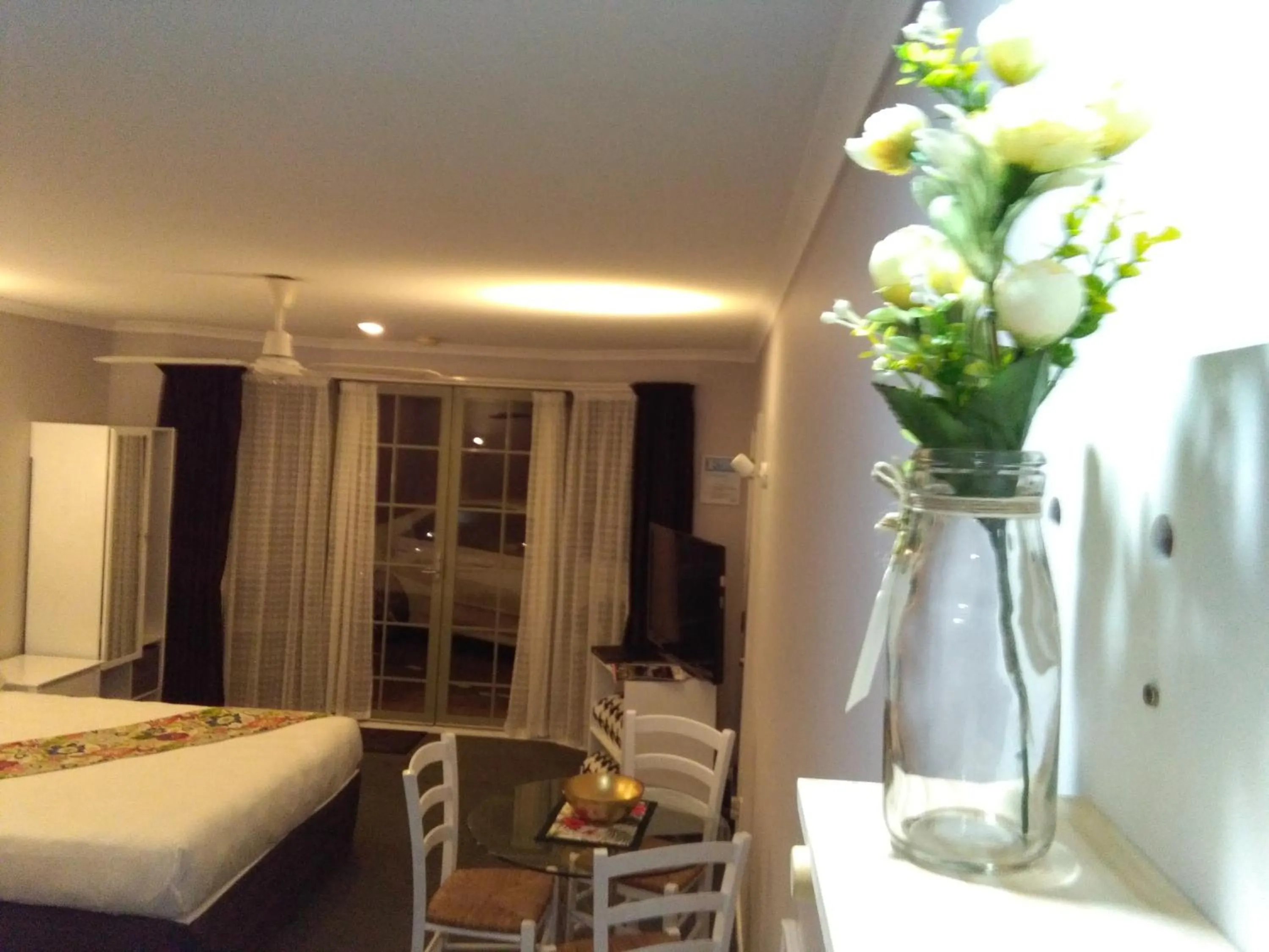 Bed in Colonial Lodge Motel