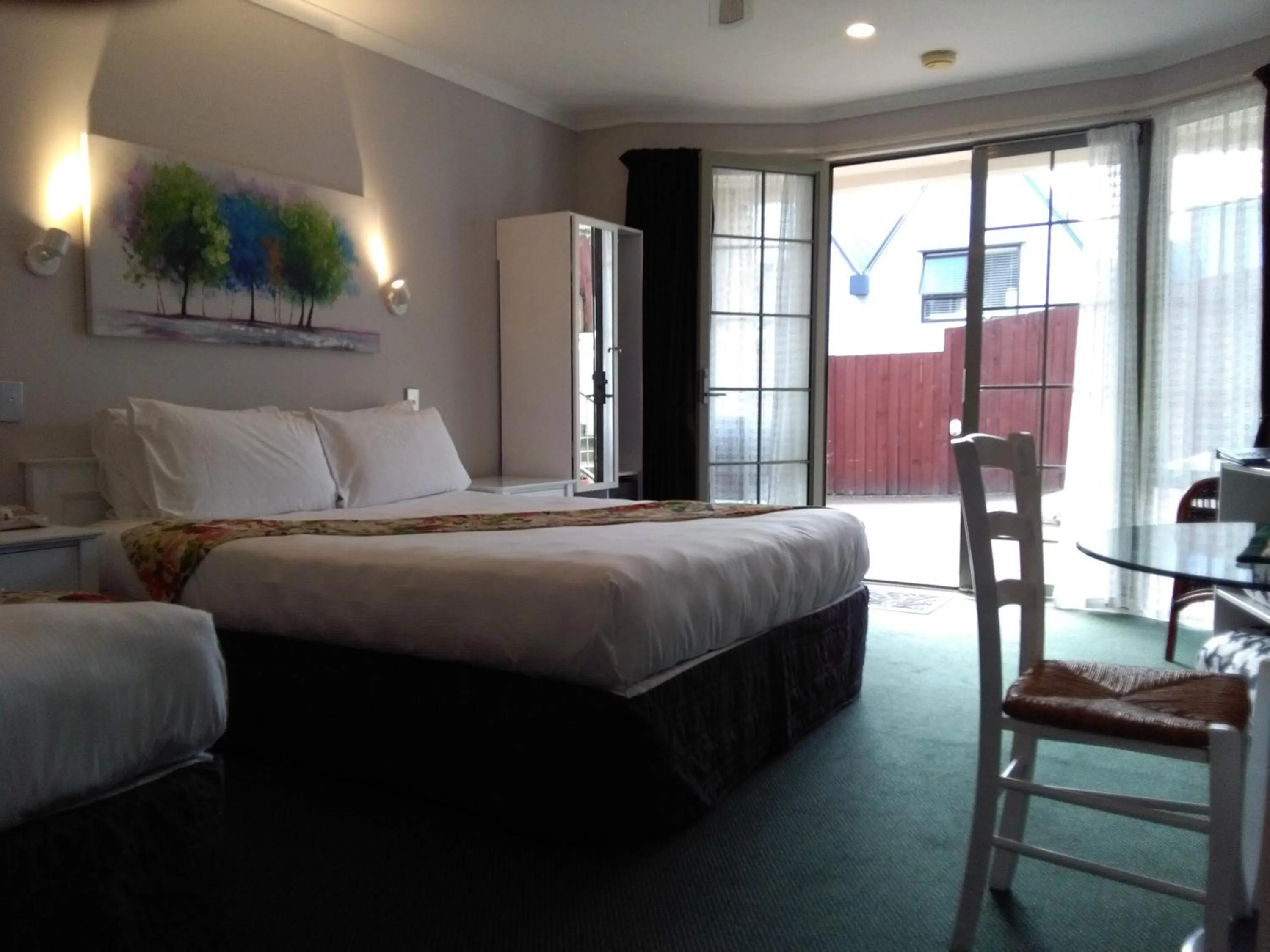 Bed in Colonial Lodge Motel