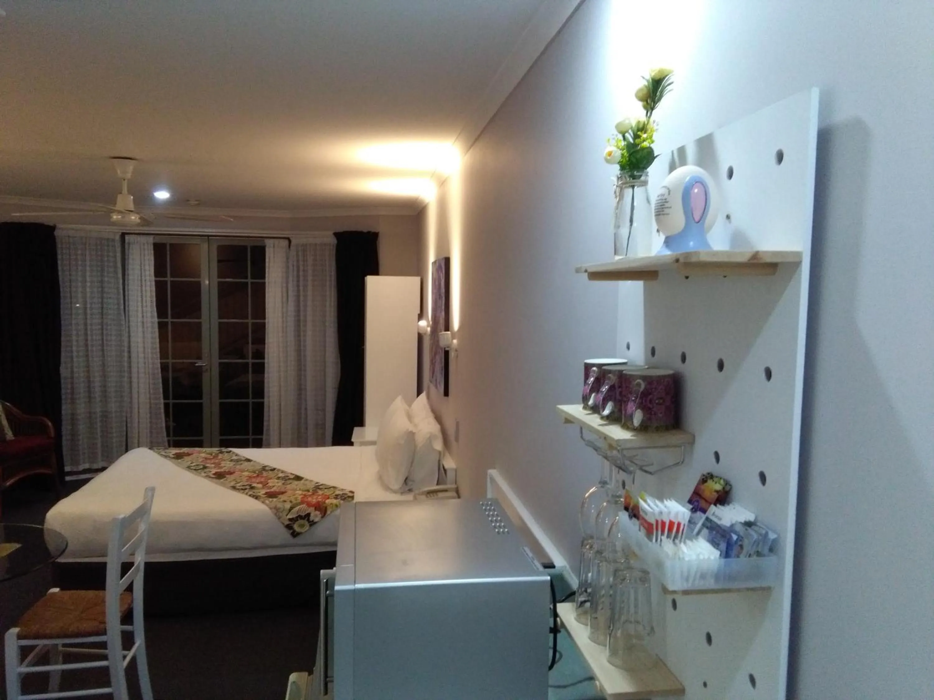 Coffee/tea facilities, Bed in Colonial Lodge Motel