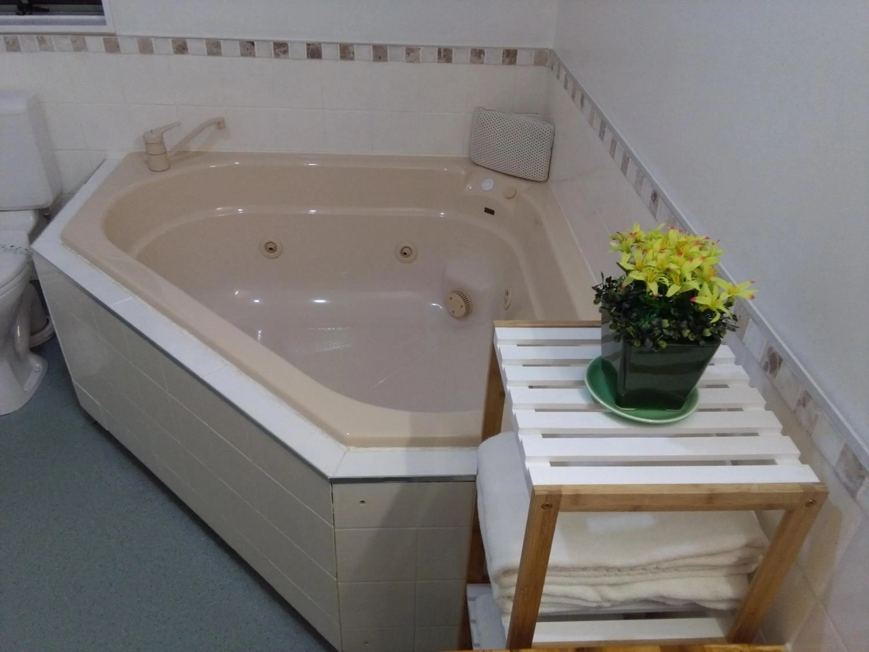 Bathroom in Colonial Lodge Motel