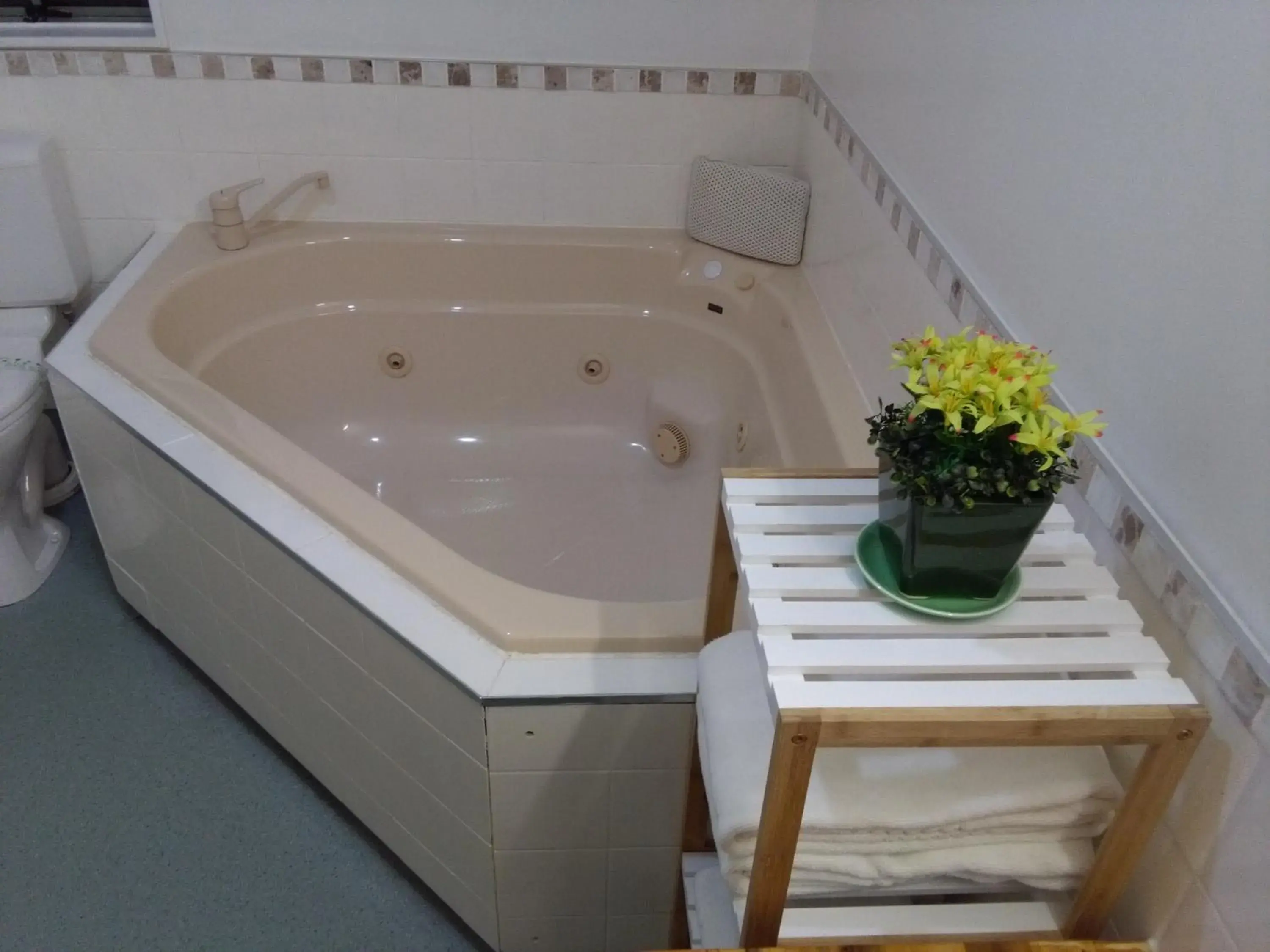 Apartment with Lake View in Colonial Lodge Motel Apartment with Lake View in Colonial Lodge Motel