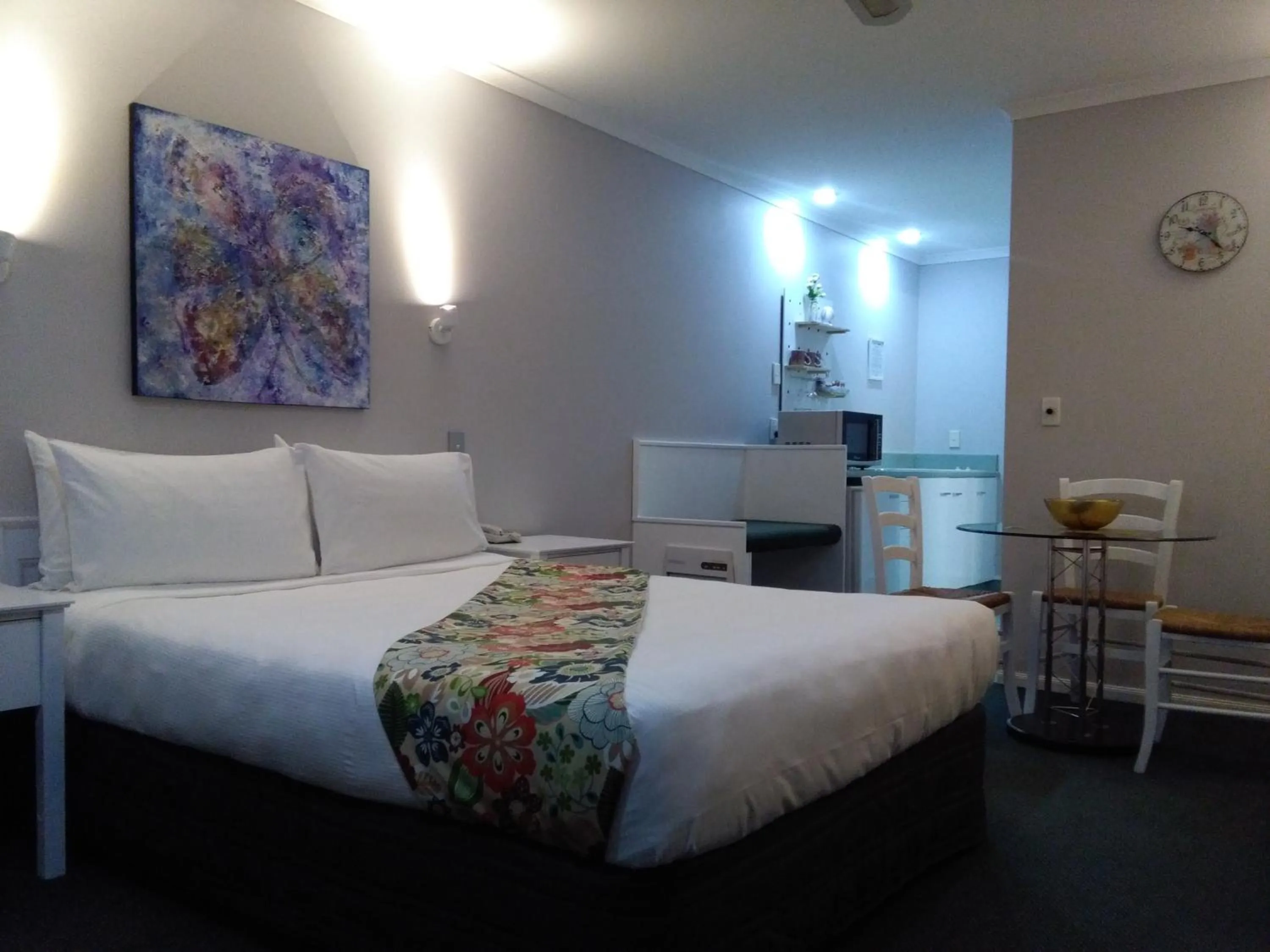 View (from property/room), Bed in Colonial Lodge Motel