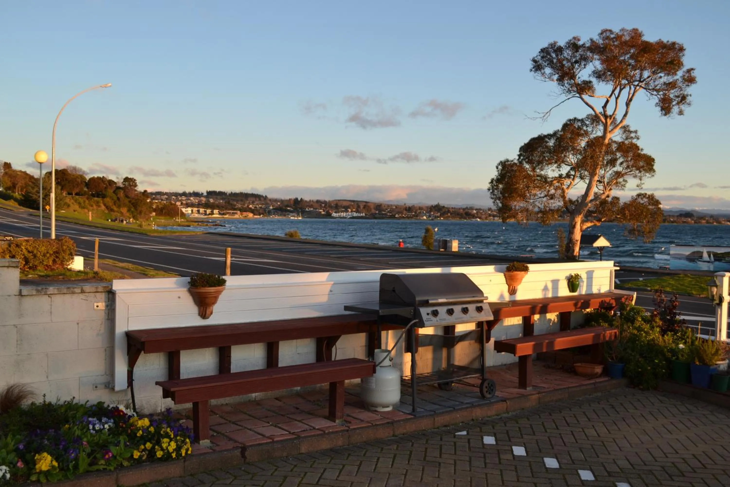 BBQ facilities in Colonial Lodge Motel