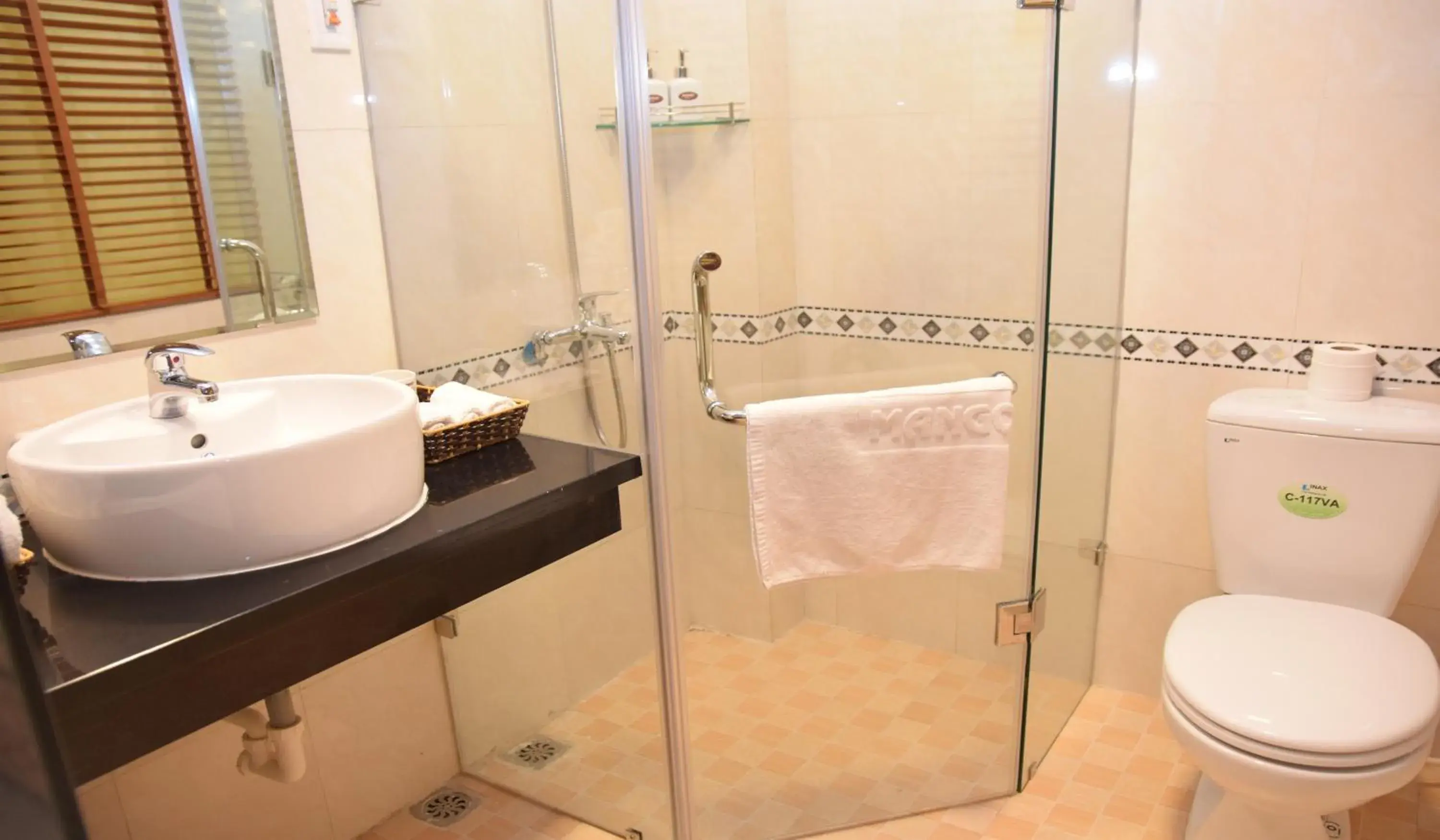 Bathroom in Mango Hotel - Ha Noi Railway station Bathroom in Mango Hotel - Ha Noi Railway station