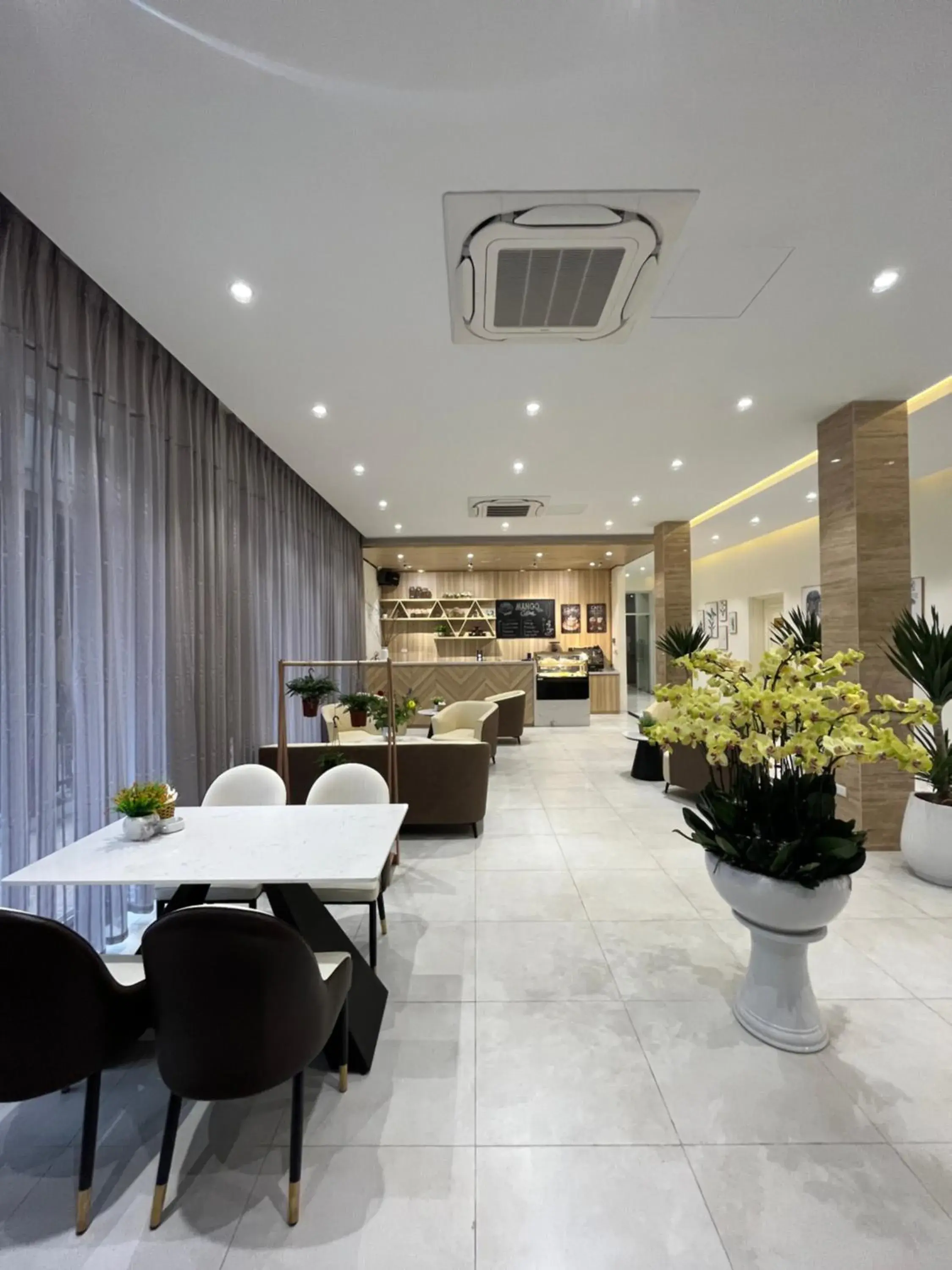 Restaurant/places to eat in Mango Hotel - Ha Noi Railway station Restaurant/places to eat in Mango Hotel - Ha Noi Railway station
