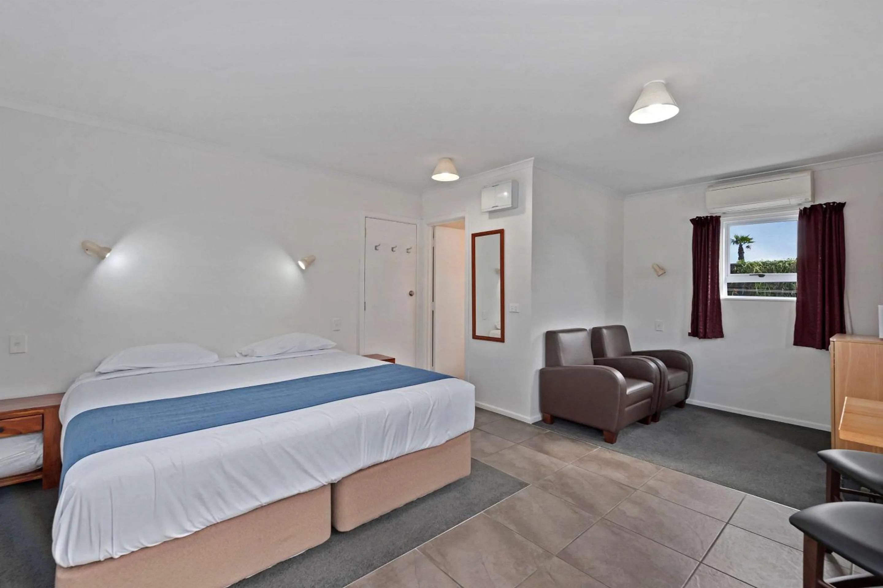 Photo of the whole room, Bed in Comfort Inn Westshore Beach