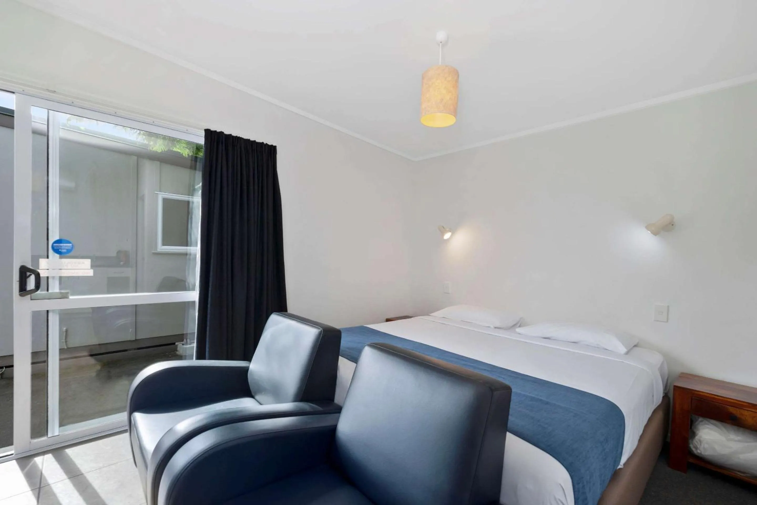 Photo of the whole room, Bed in Comfort Inn Westshore Beach