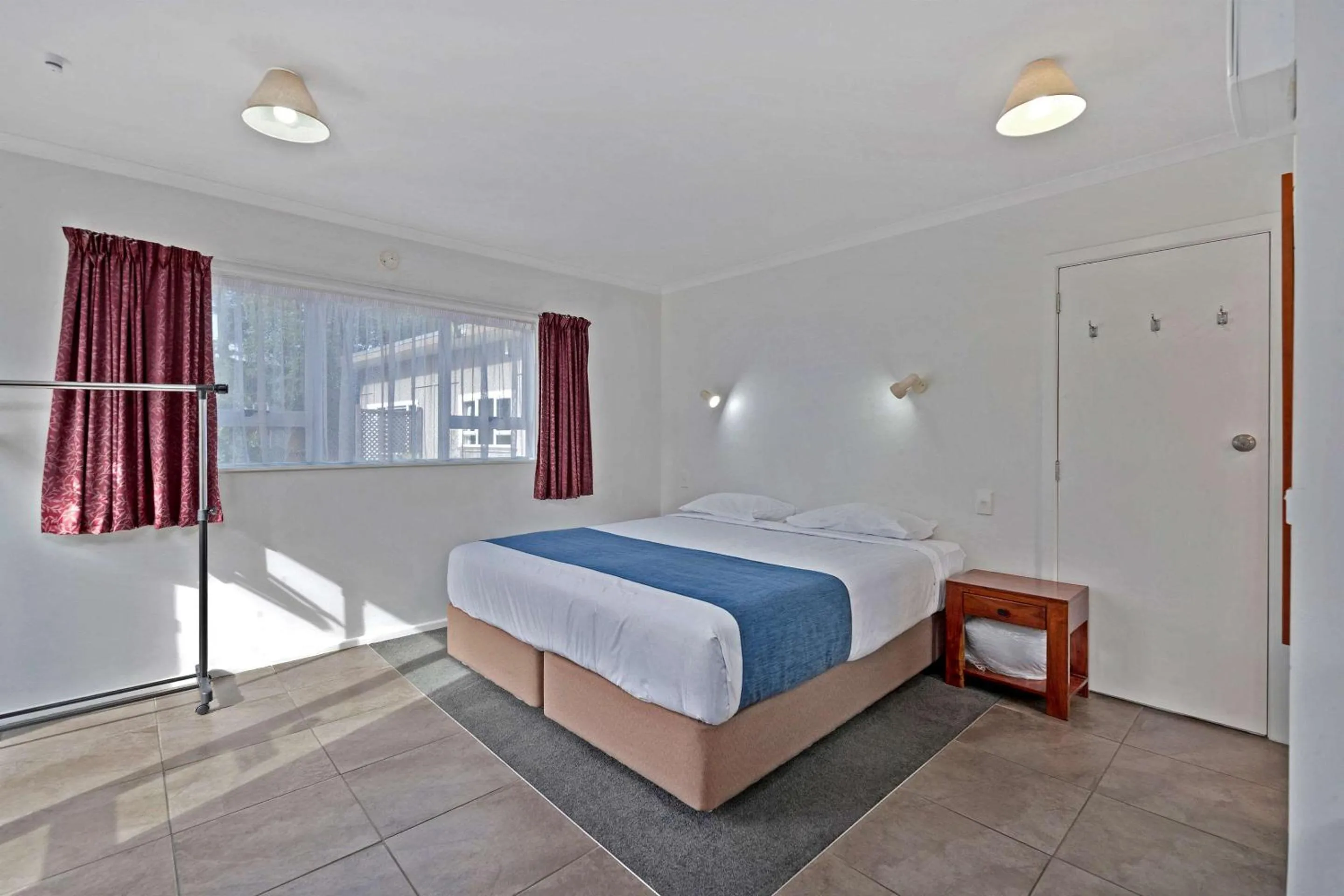 Photo of the whole room, Bed in Comfort Inn Westshore Beach