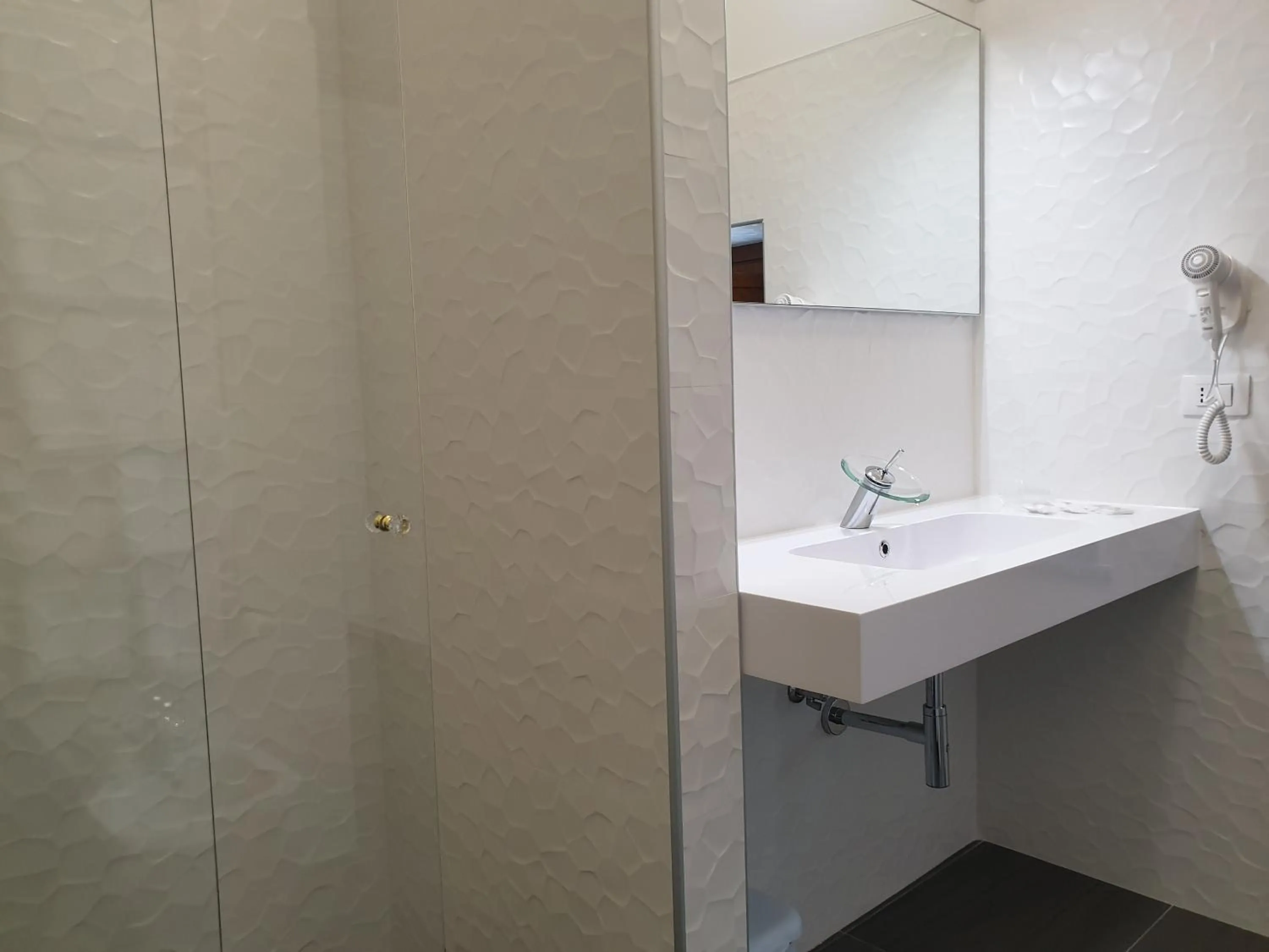 Shower in Pomodoro Bed