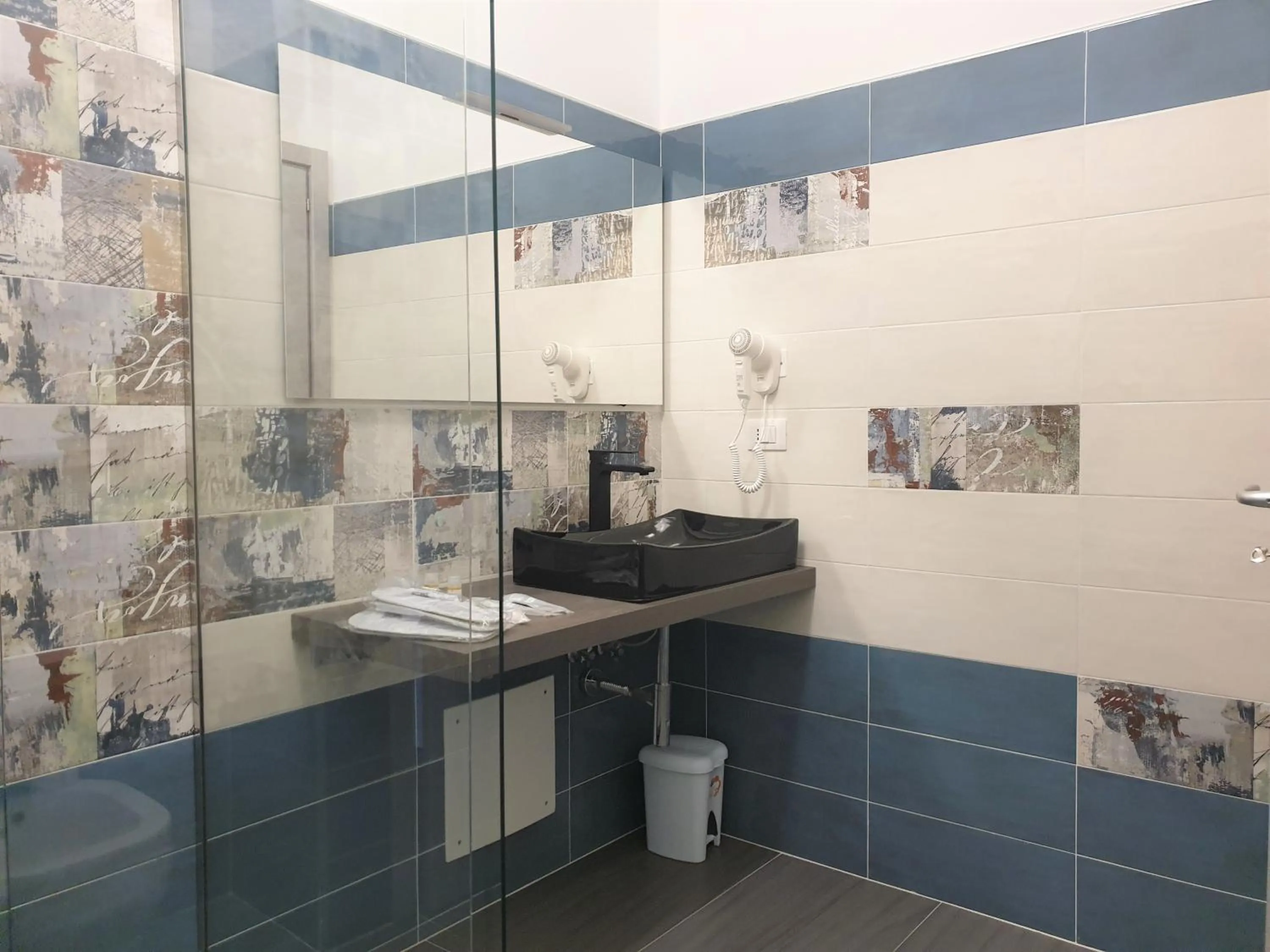 Shower in Pomodoro Bed