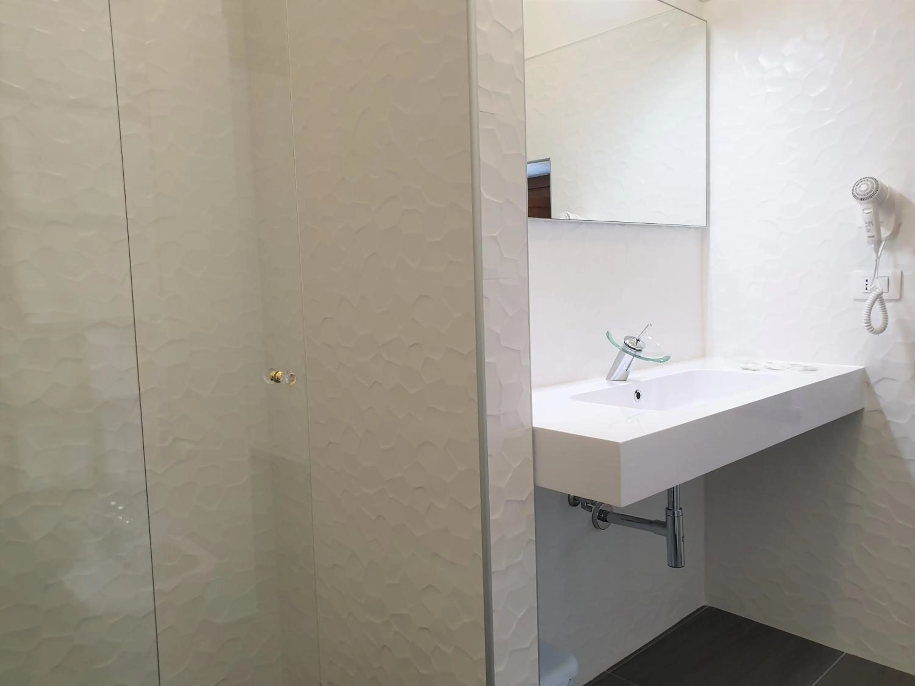 Shower in Pomodoro Bed