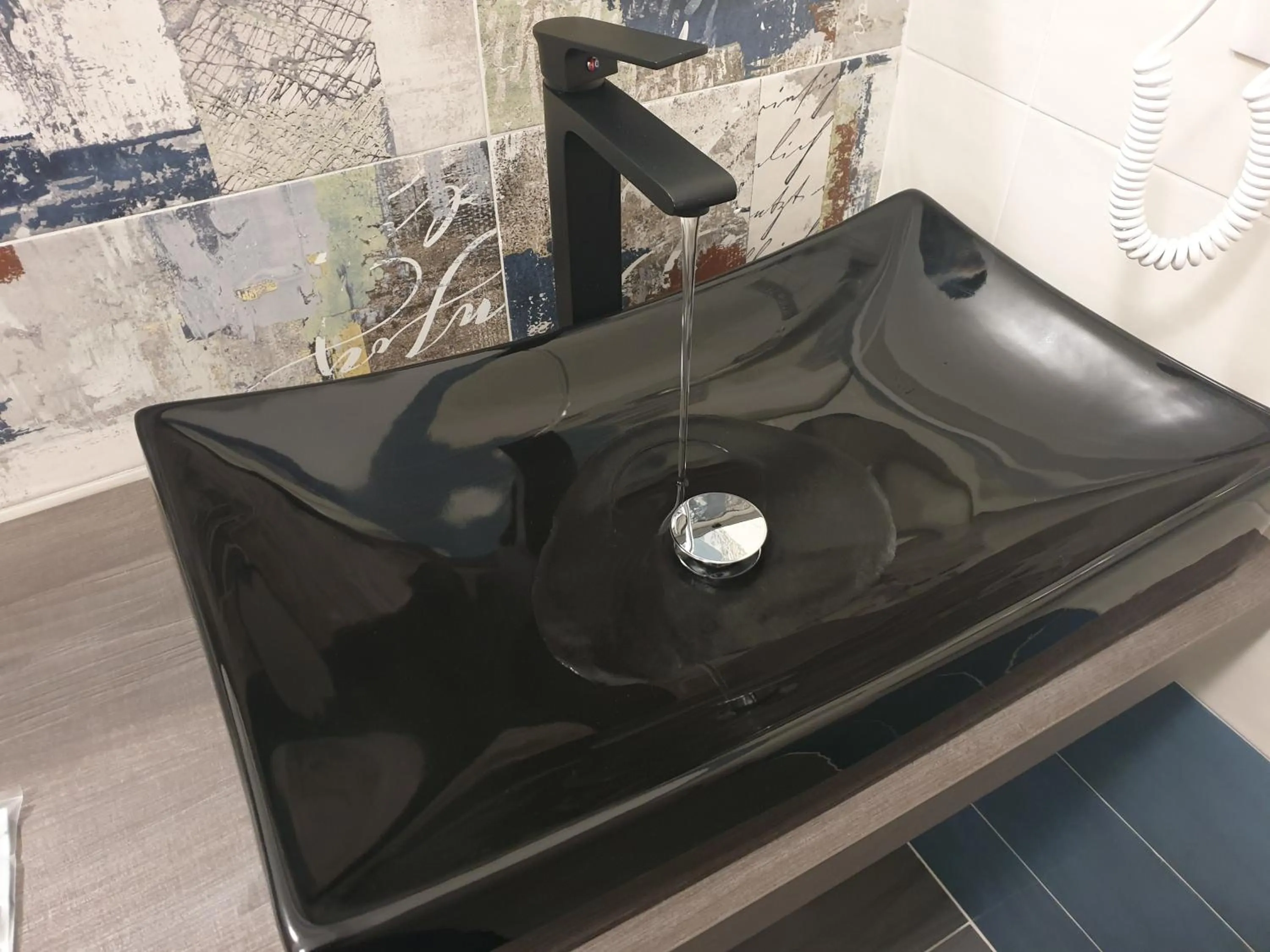 Shower in Pomodoro Bed