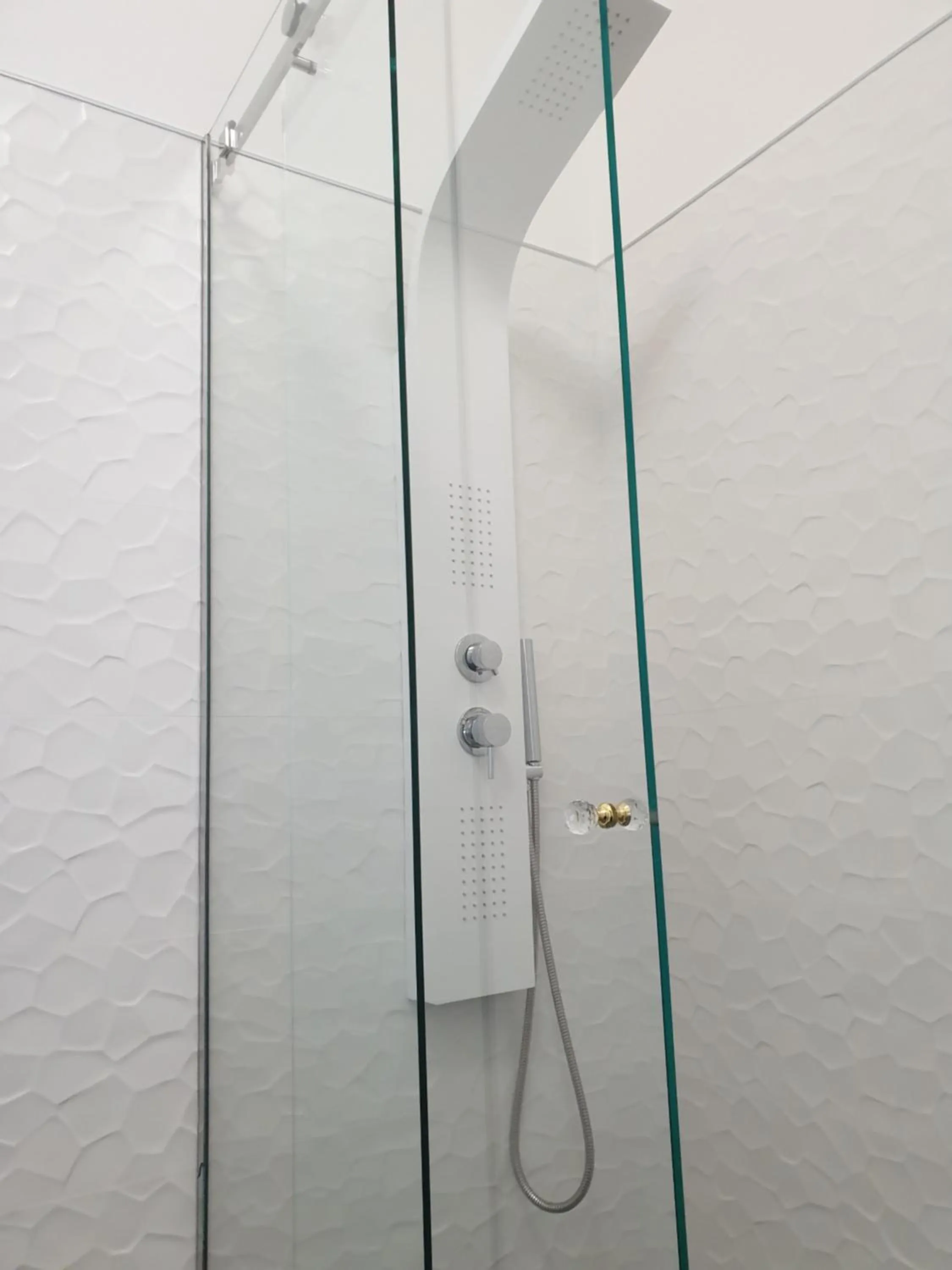 Shower in Pomodoro Bed
