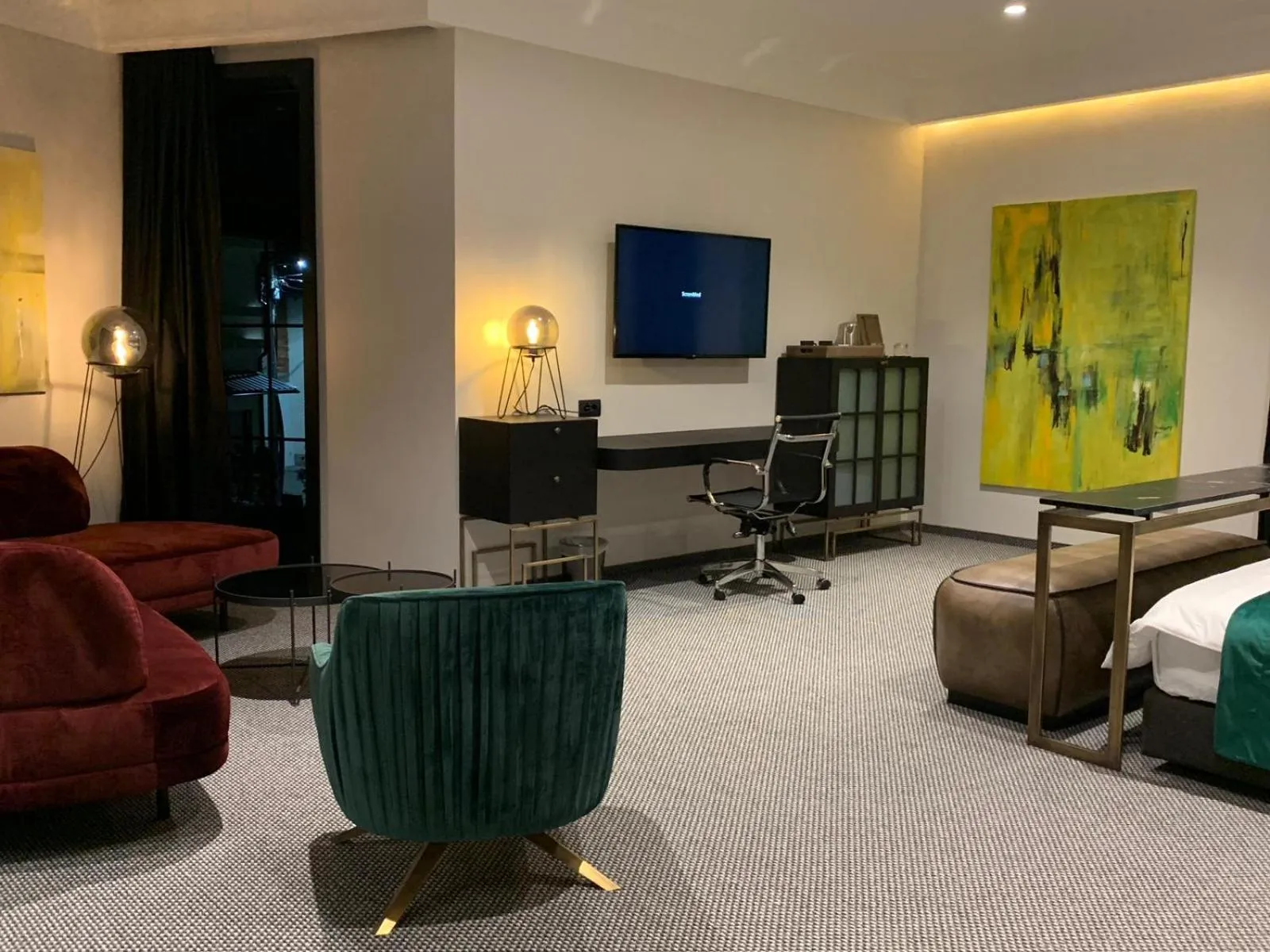 TV and multimedia in Hotel Rubis