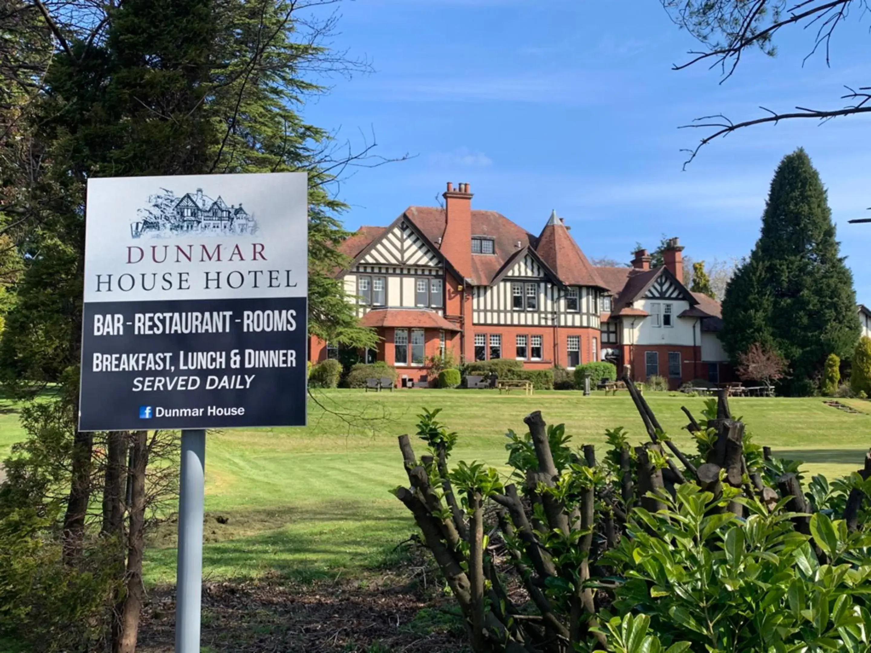 Property building in OYO Dunmar House Hotel Property building in OYO Dunmar House Hotel