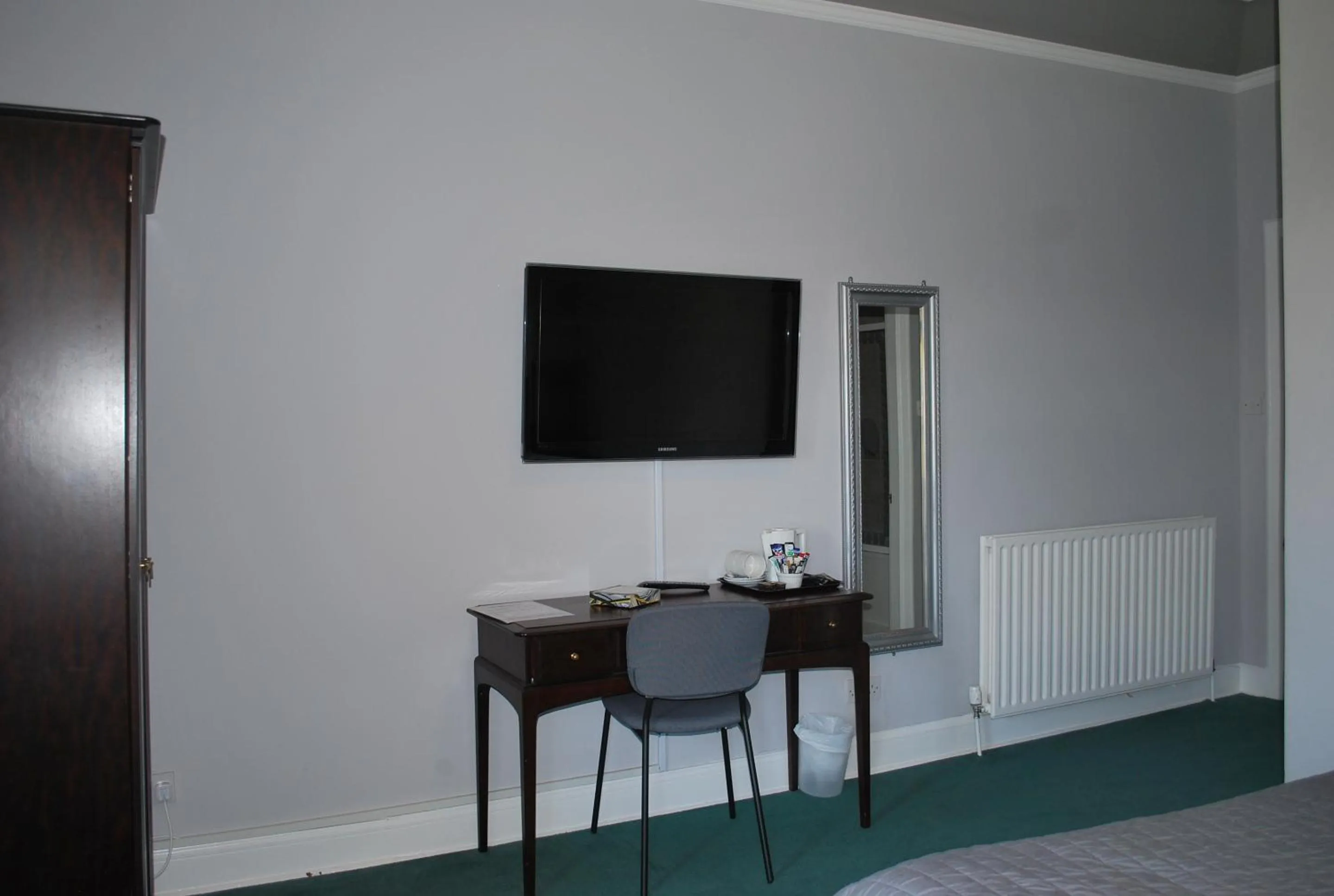 TV and multimedia in OYO Dunmar House Hotel