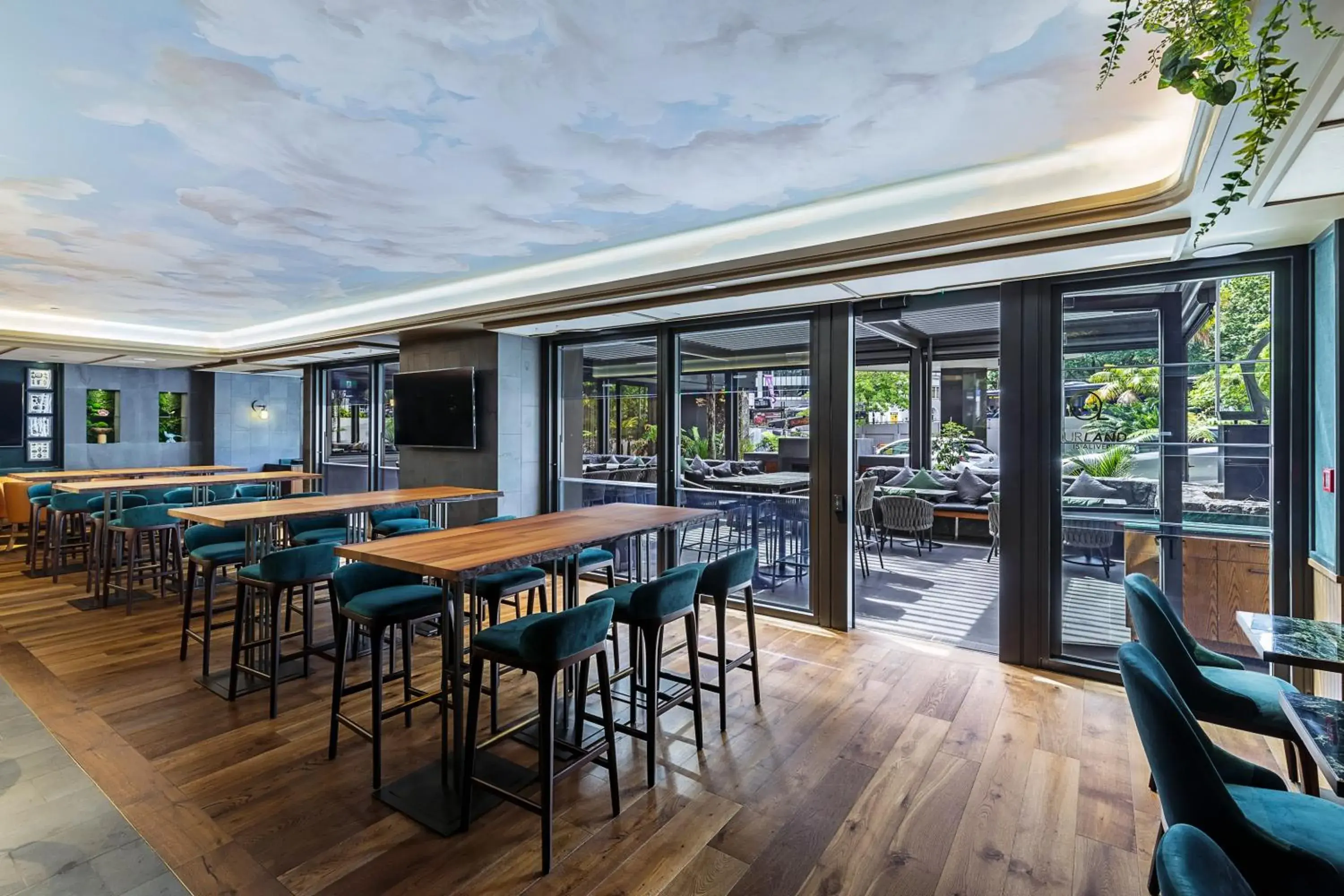 Lounge or bar in Cordis, Auckland by Langham Hospitality Group Lounge or bar in Cordis, Auckland by Langham Hospitality Group
