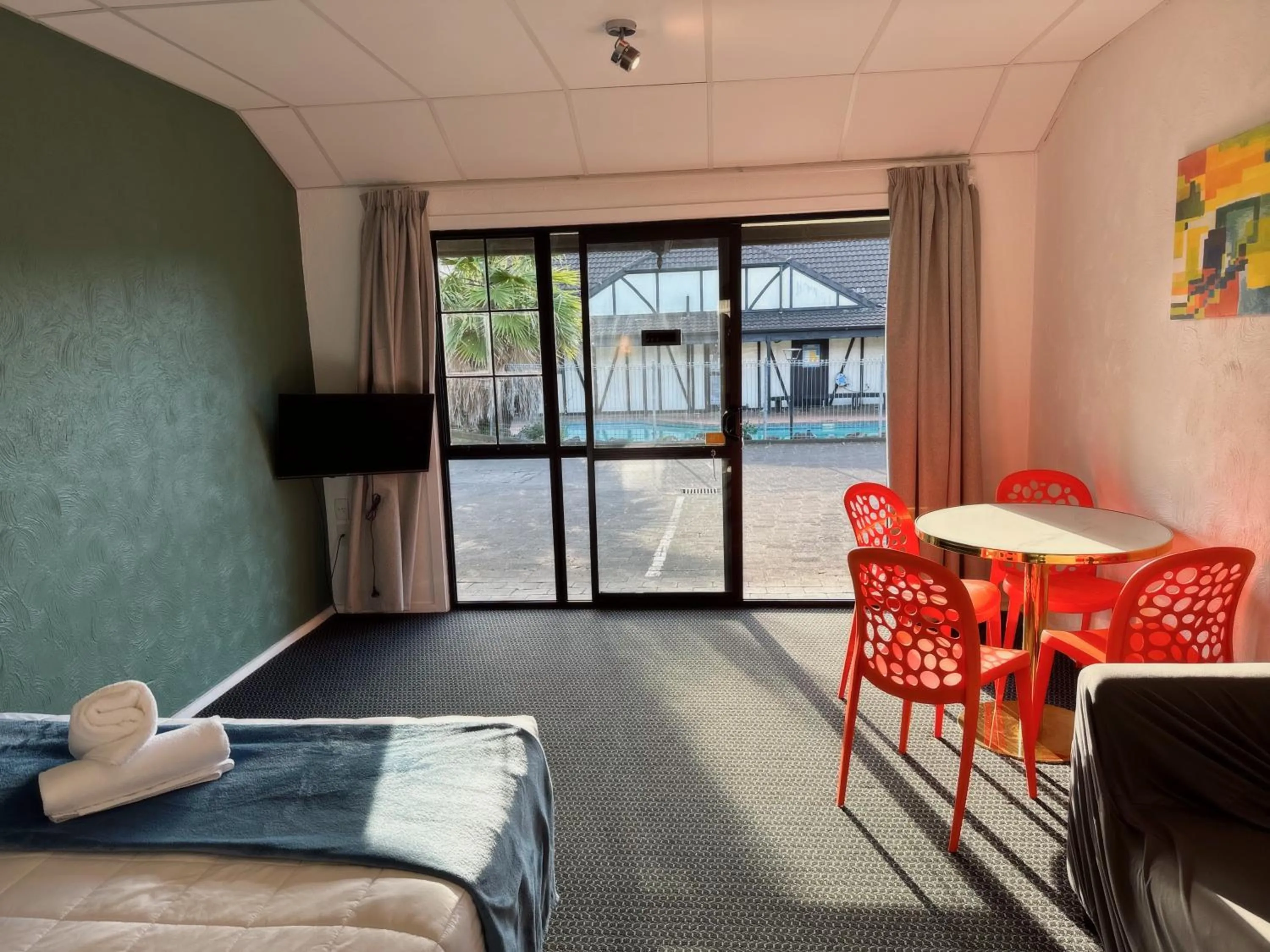 Bed in Oakwood Manor Motor Lodge