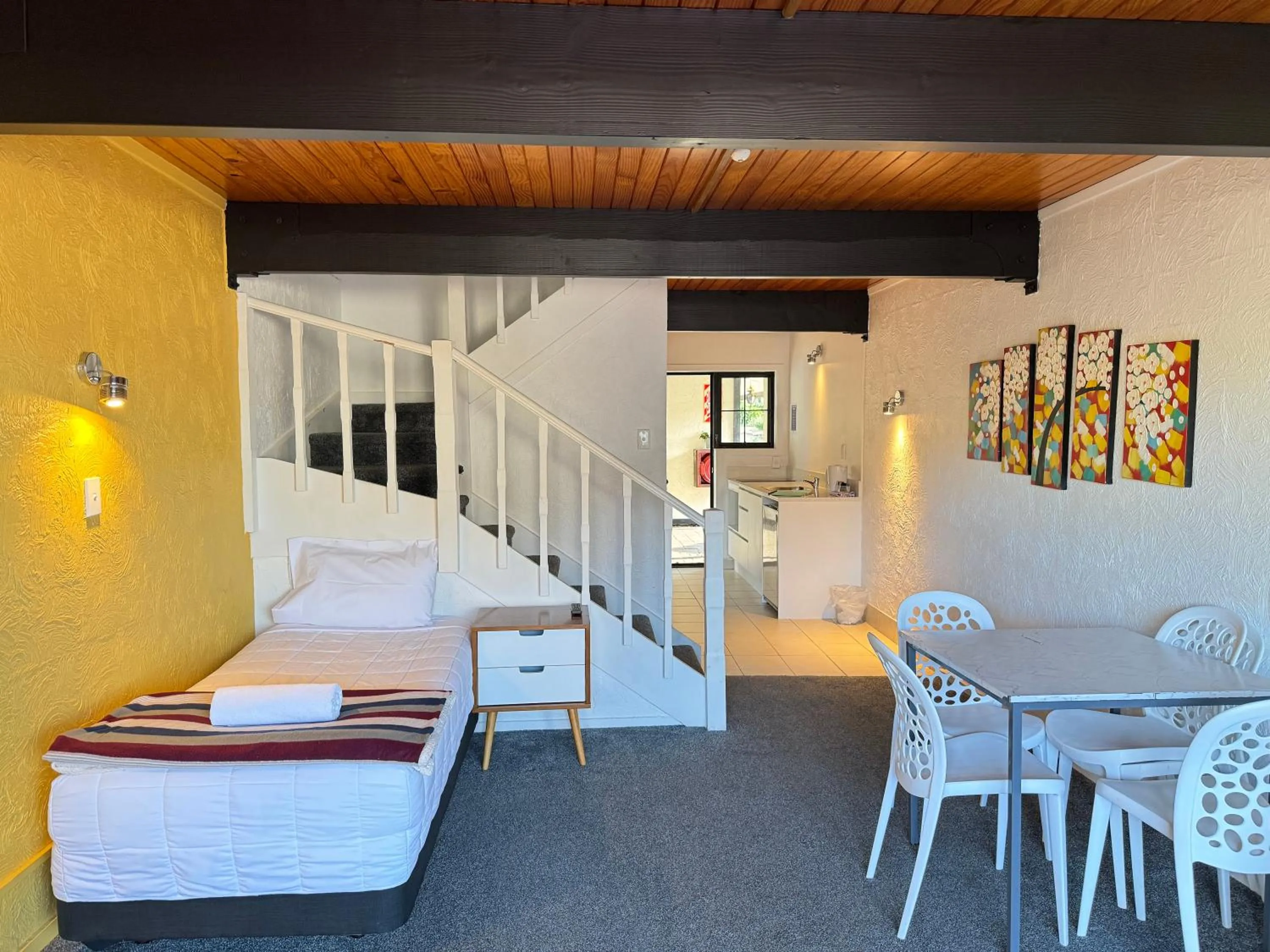 Bed in Oakwood Manor Motor Lodge