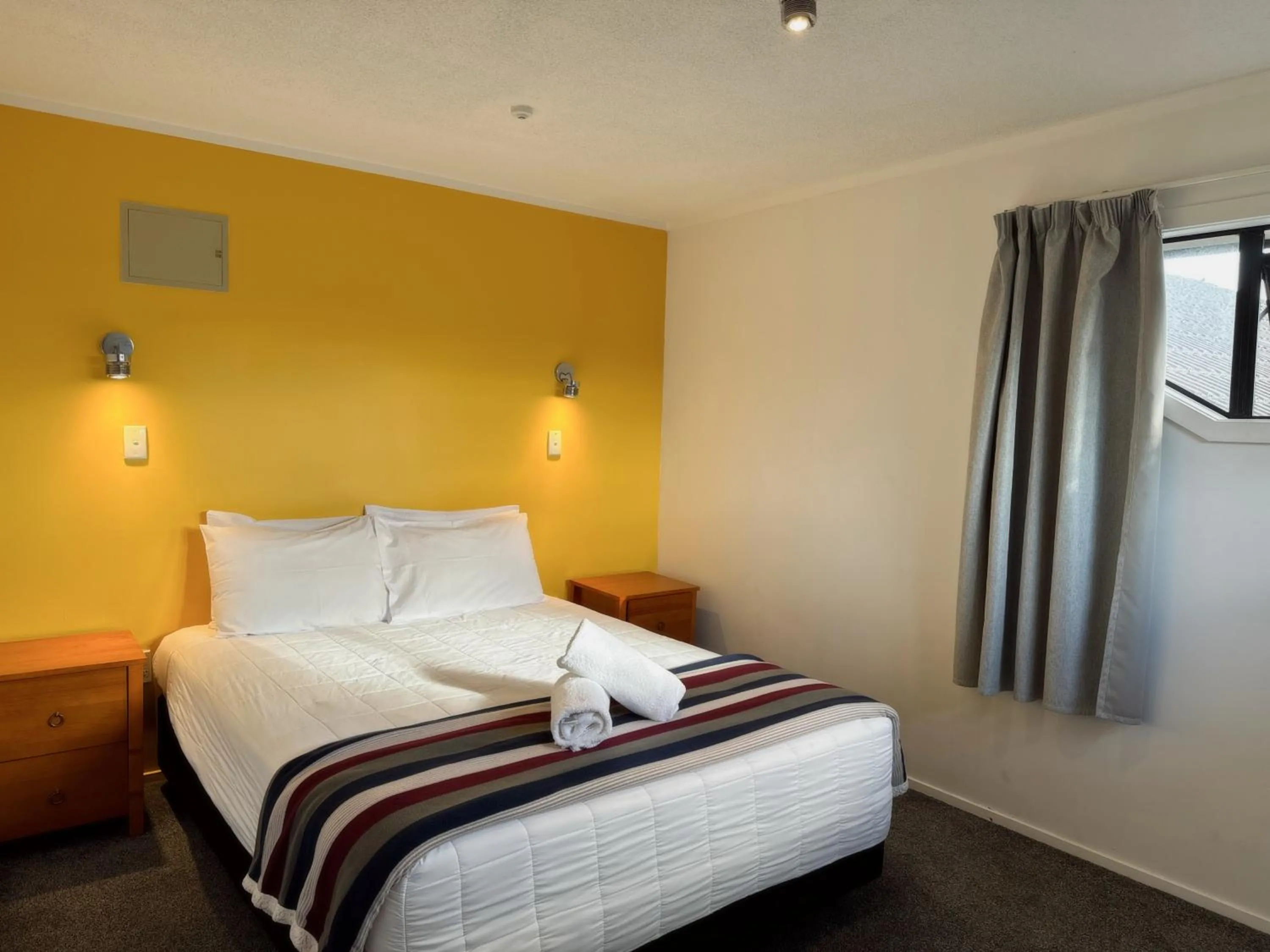 Bed in Oakwood Manor Motor Lodge