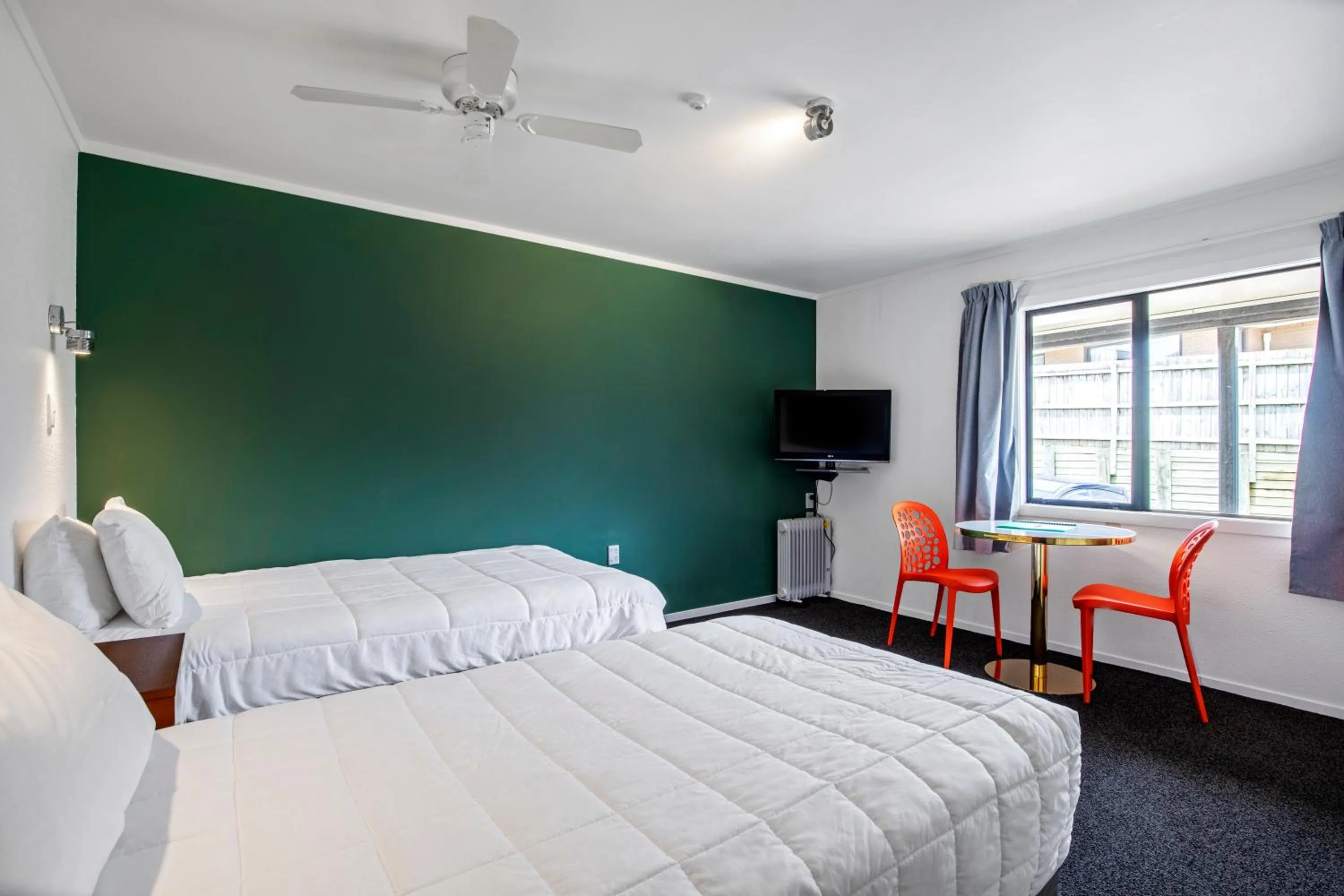 Bed in Oakwood Manor Motor Lodge