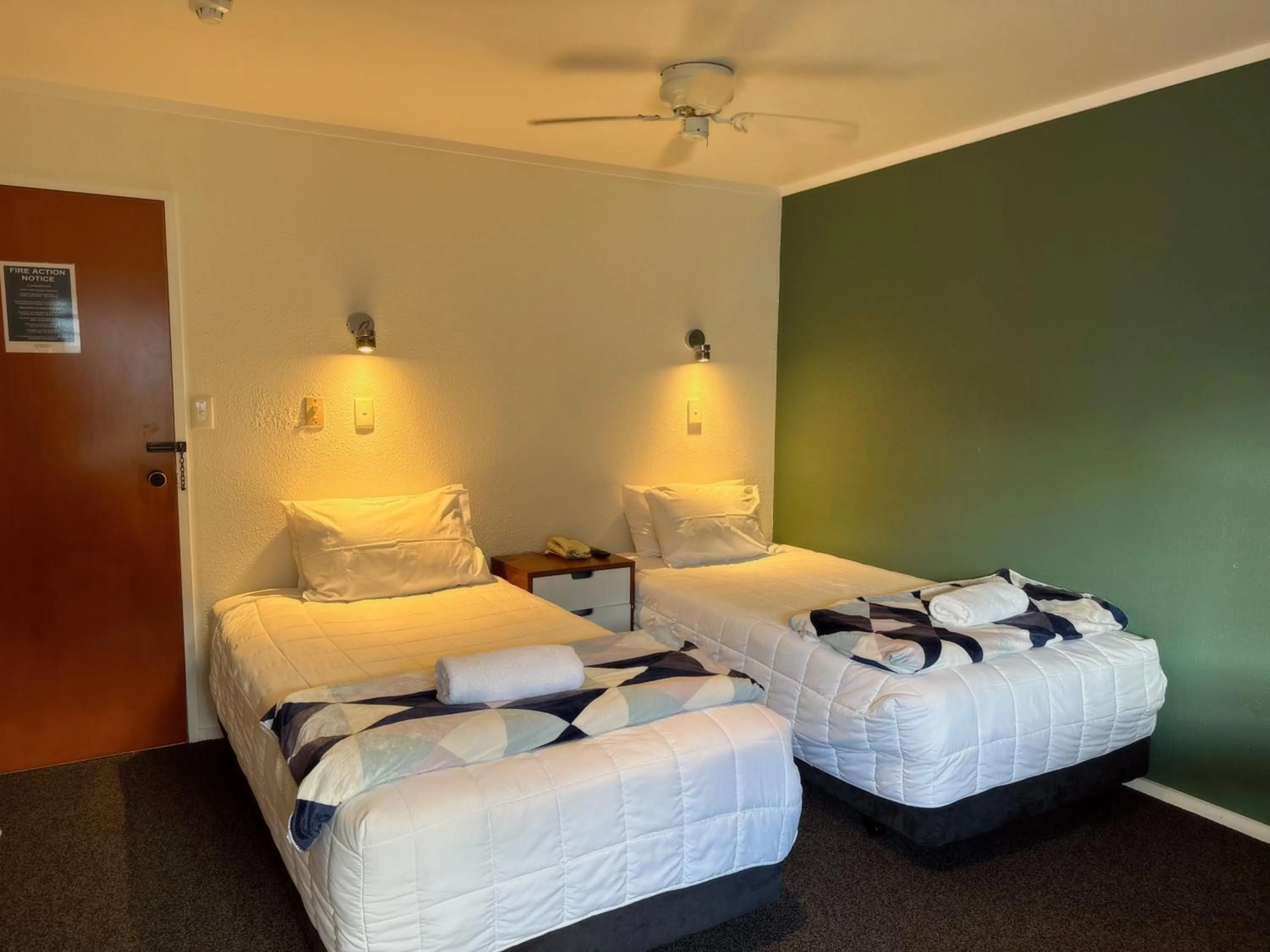 Bed in Oakwood Manor Motor Lodge