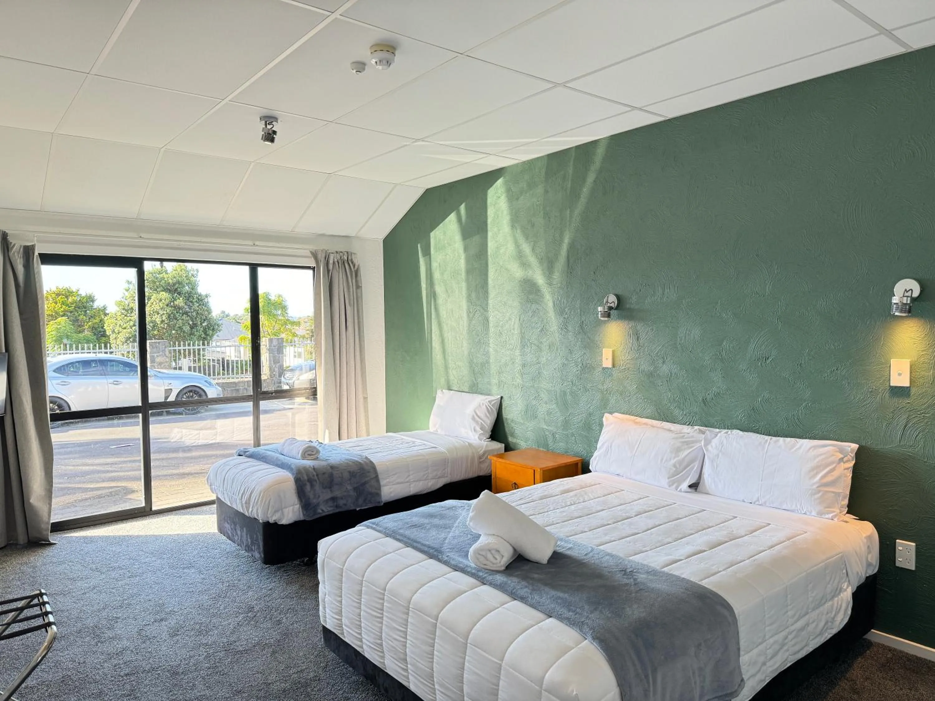 Bed in Oakwood Manor Motor Lodge