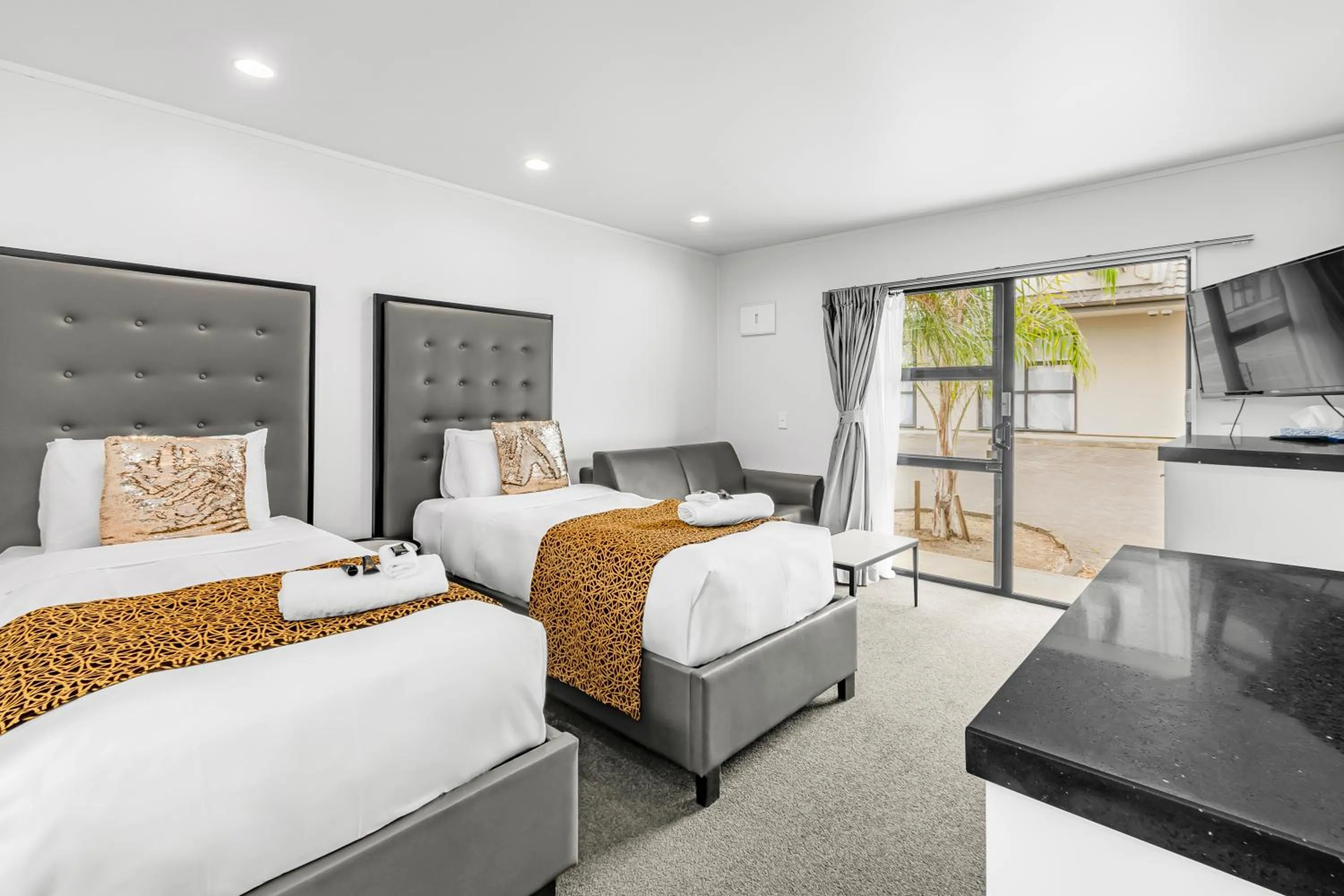 Bed in Auckland Airport Motel