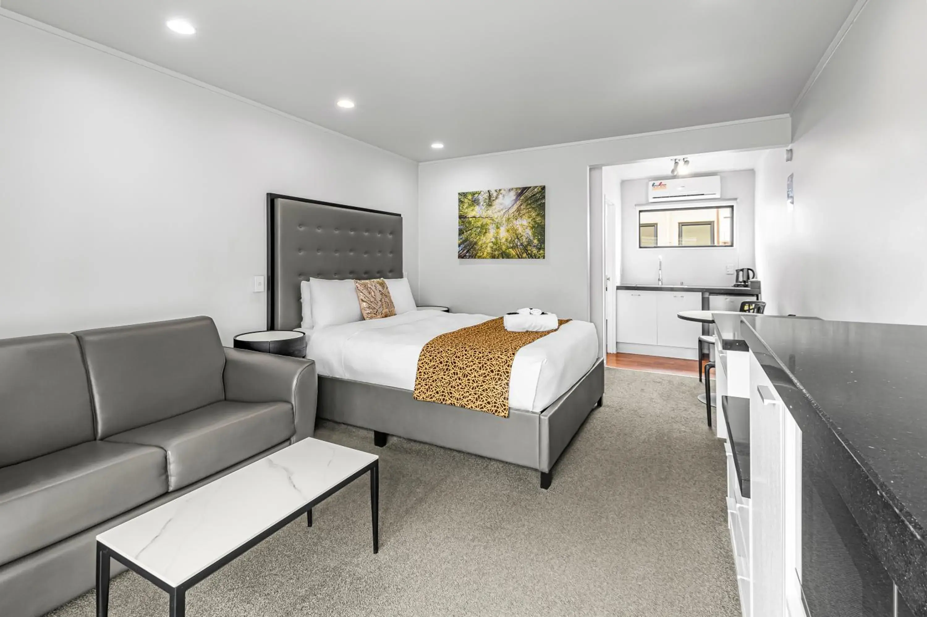 Bed in Auckland Airport Motel Bed in Auckland Airport Motel