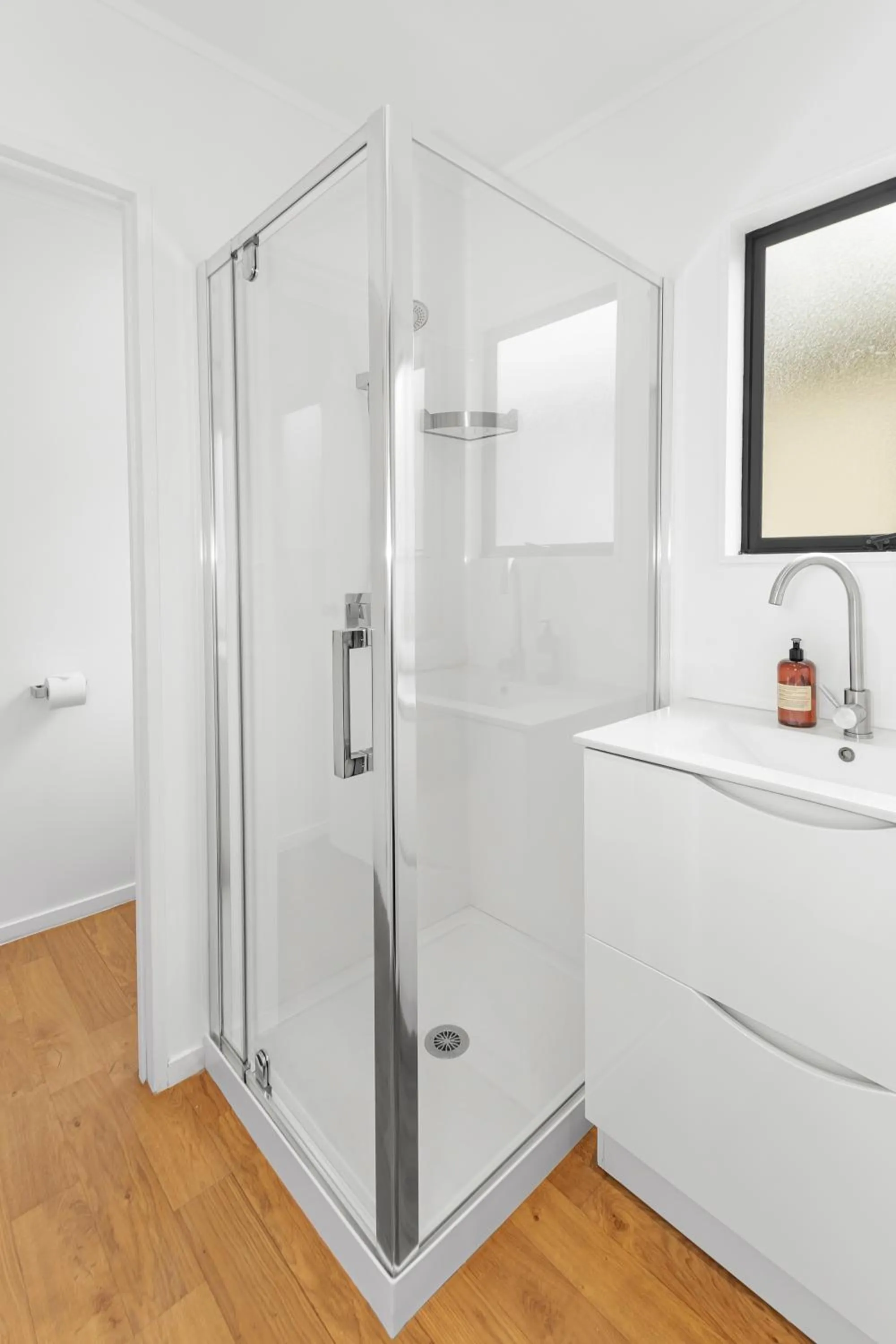 Shower in Auckland Airport Motel