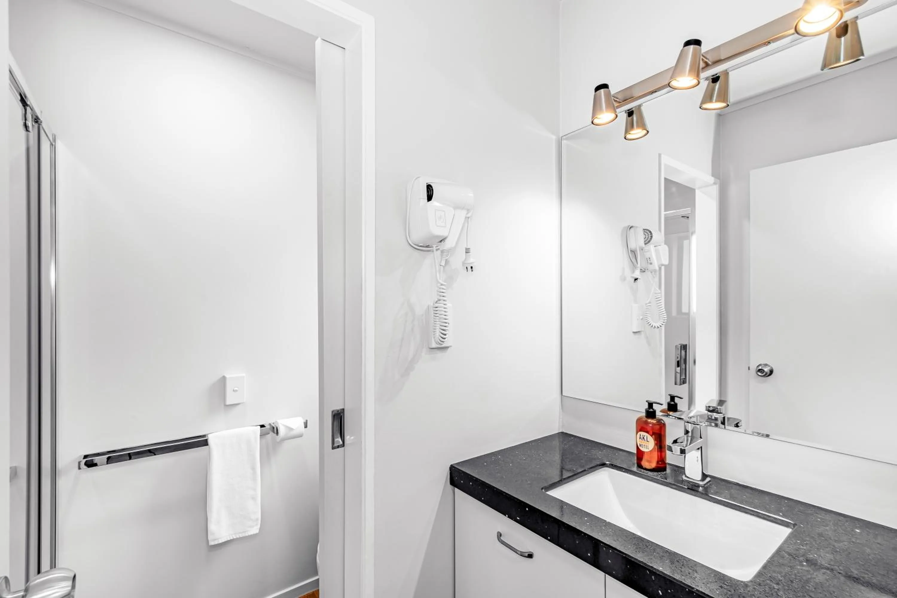 Bathroom in Auckland Airport Motel