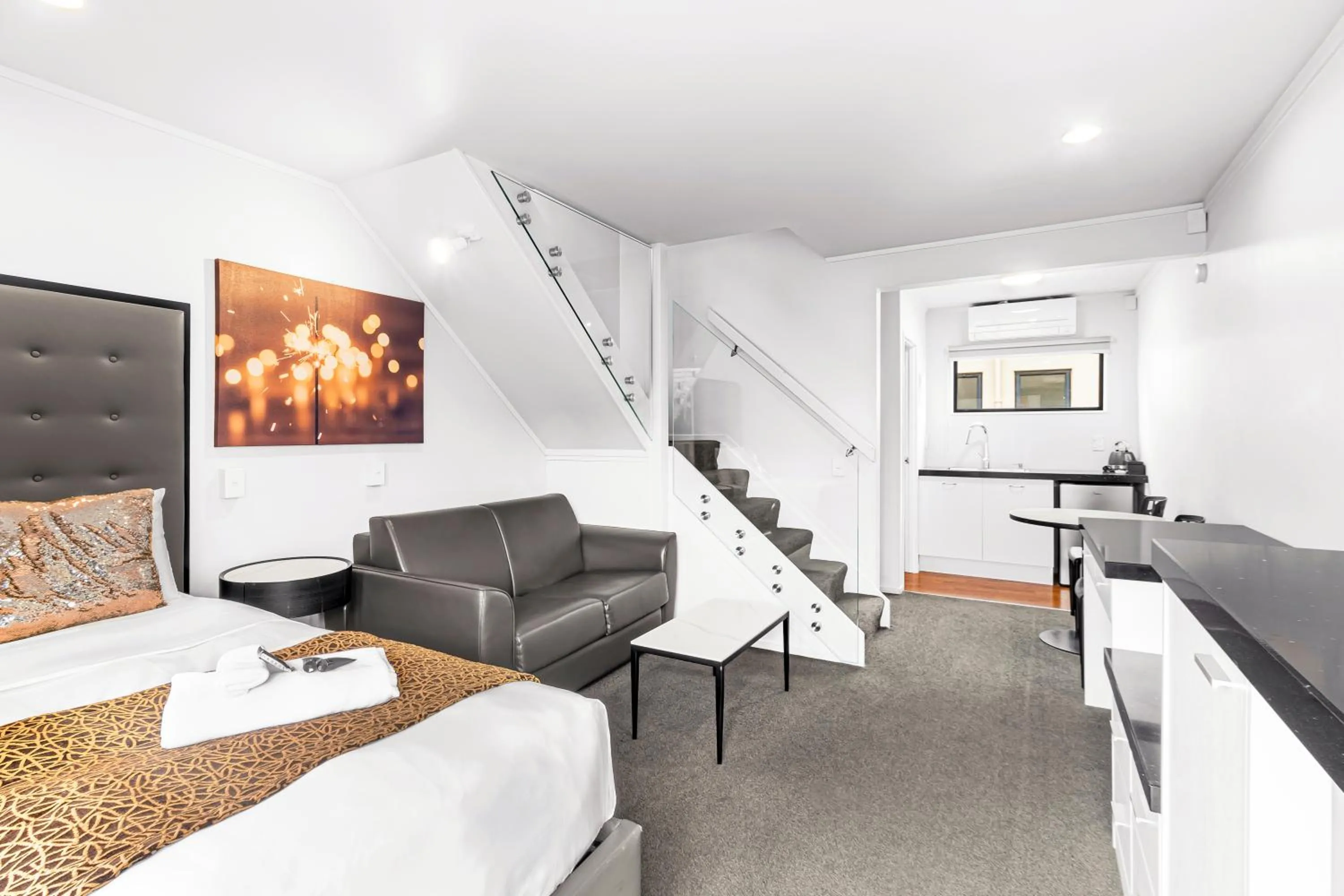 Bed in Auckland Airport Motel