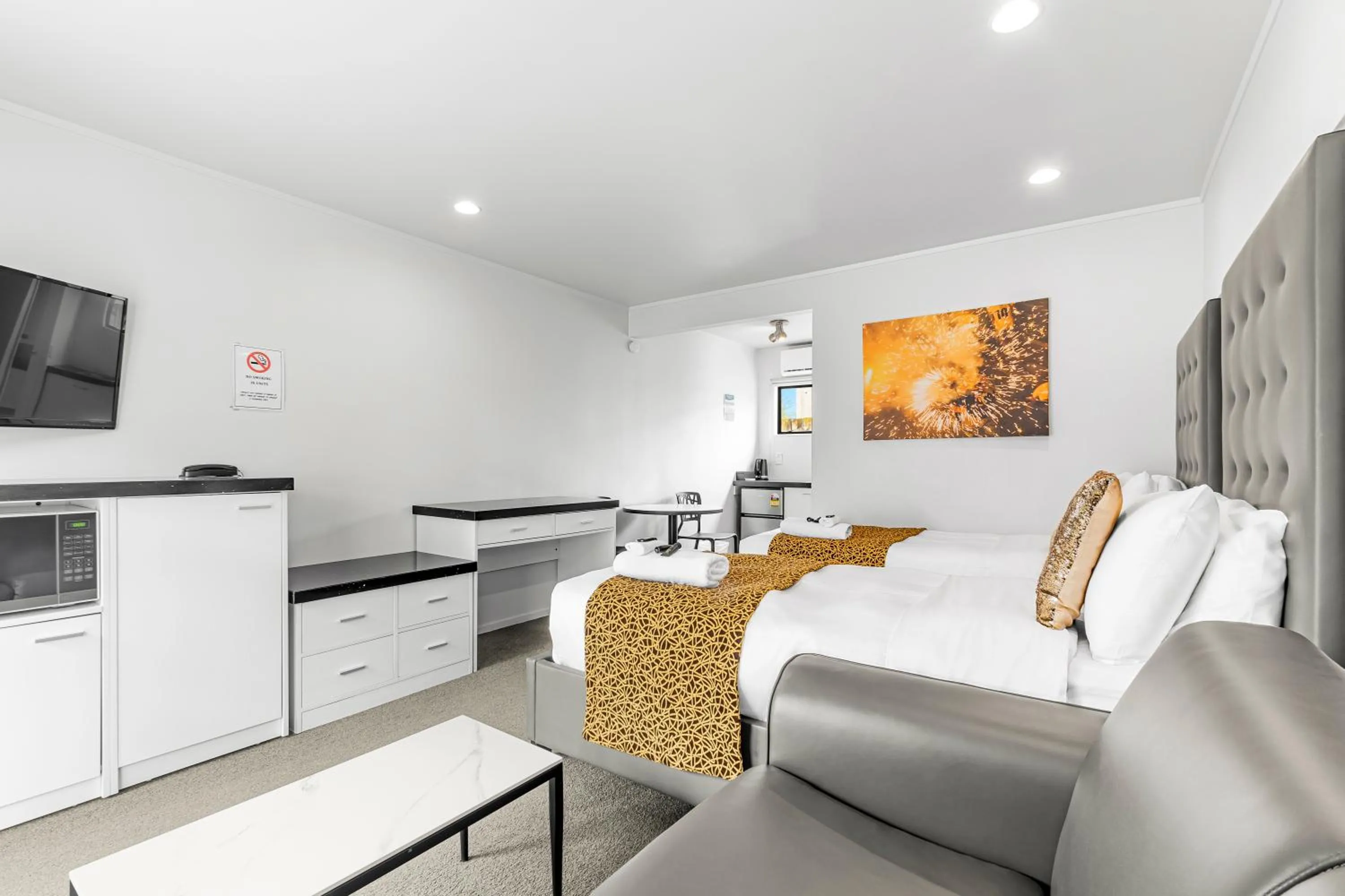 Bed in Auckland Airport Motel