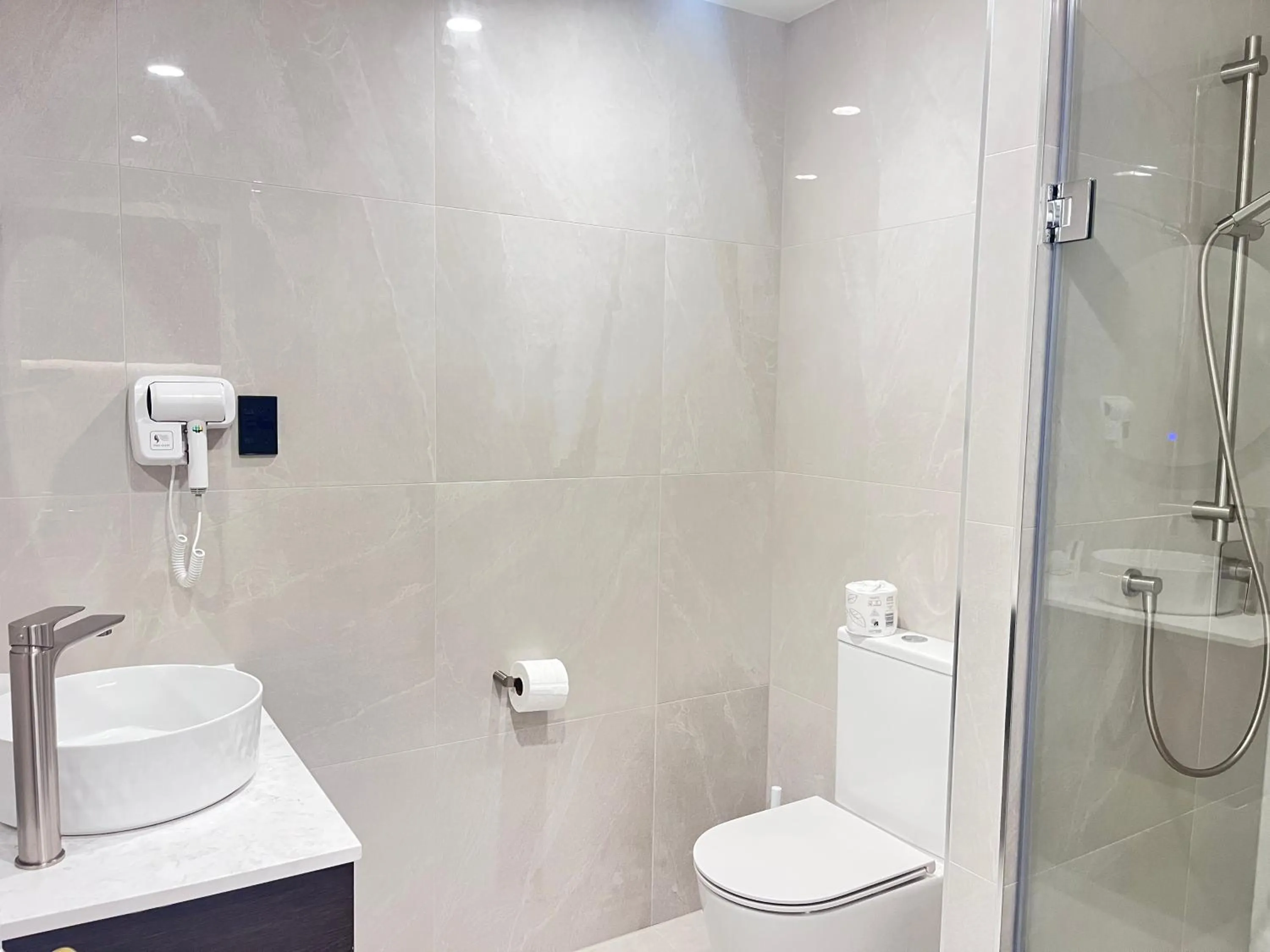 Shower in Manukau Hotel & Conference Centre