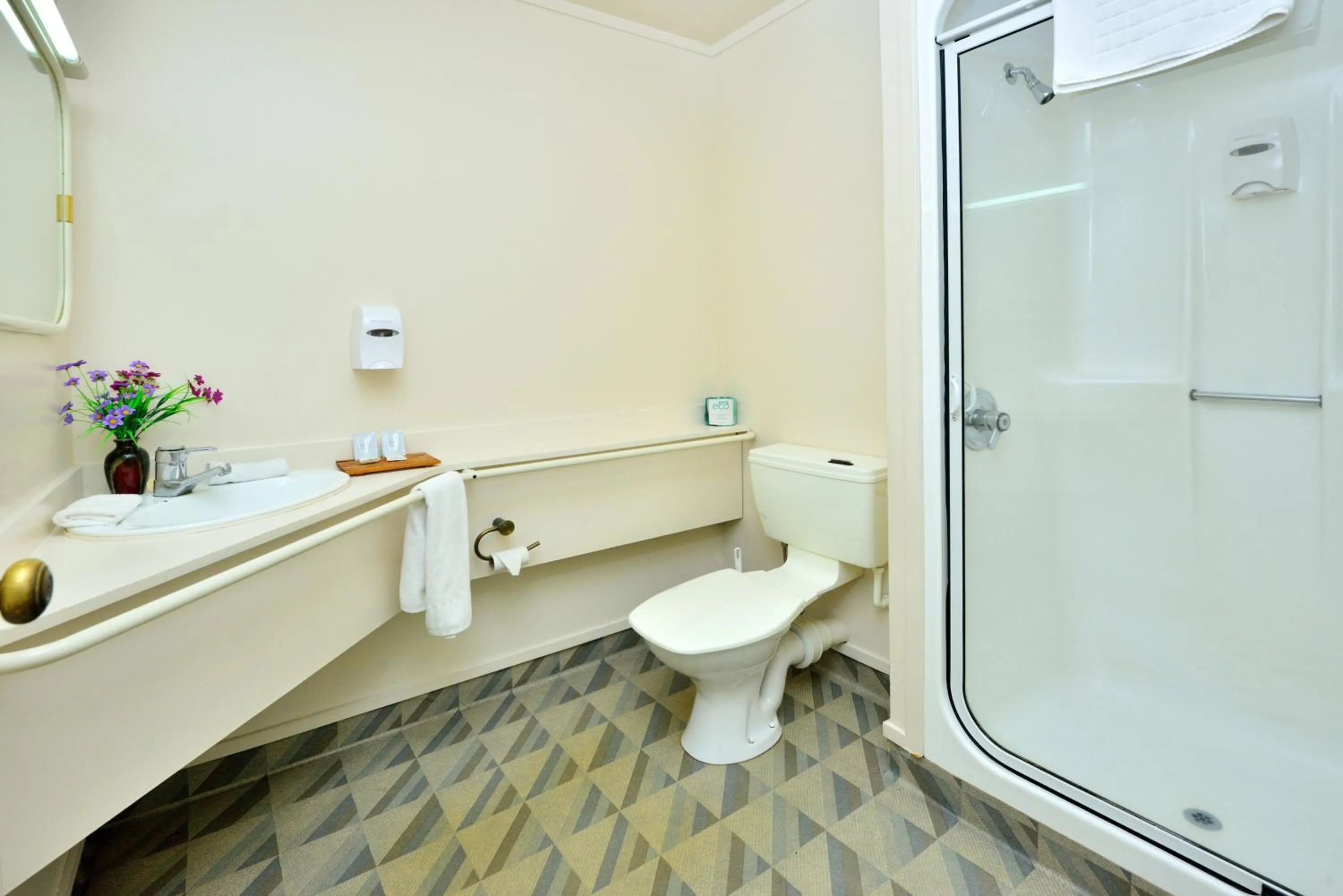 Bathroom in Manukau Hotel & Conference Centre