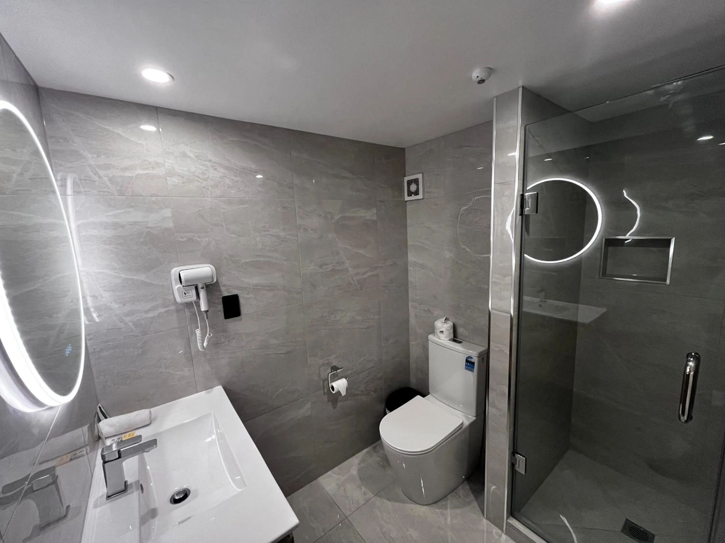 Shower in Manukau Hotel & Conference Centre