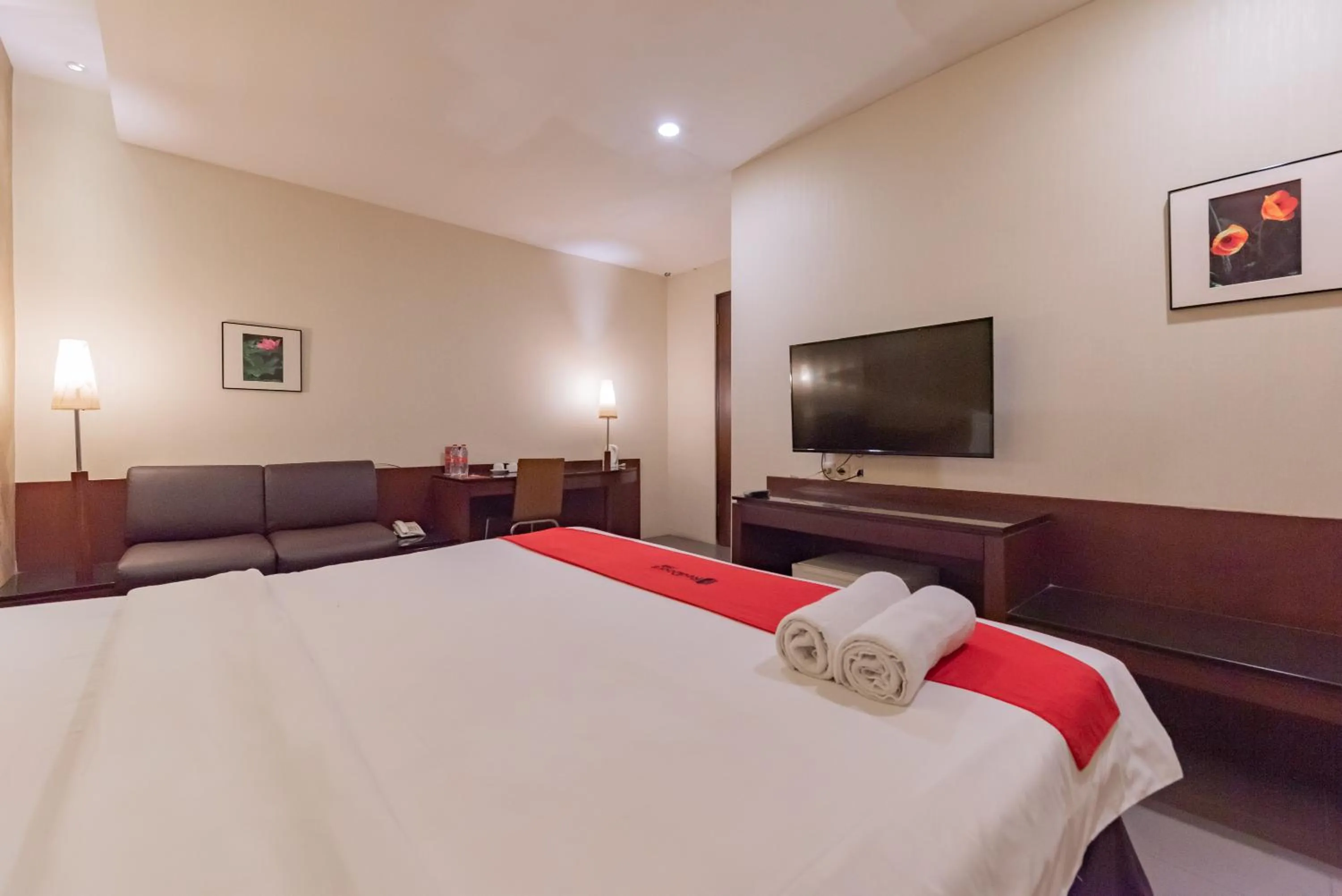 Bedroom, Bed in RedDoorz Plus @ Cipaganti Street 3