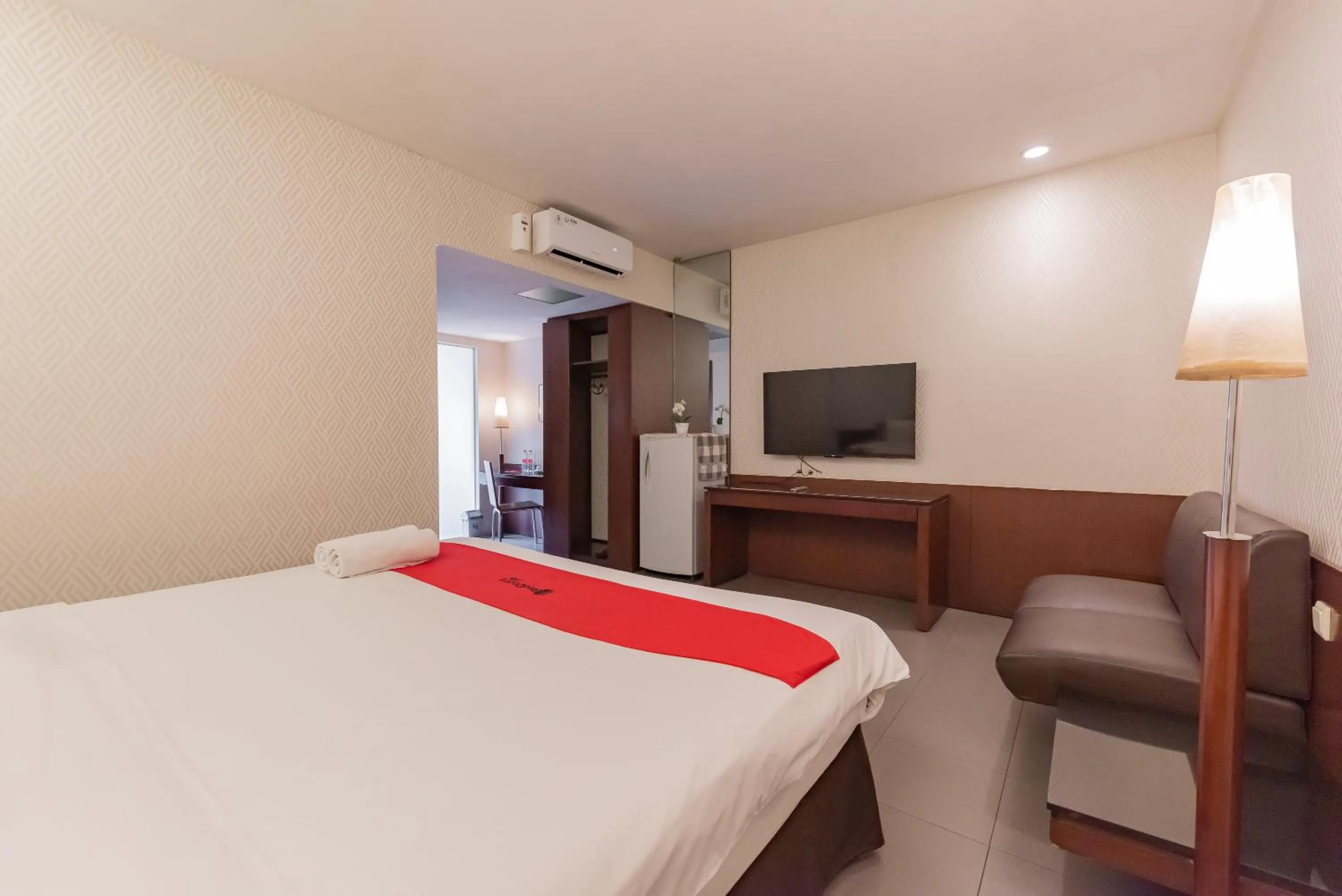 TV and multimedia, Bed in RedDoorz Plus @ Cipaganti Street 3