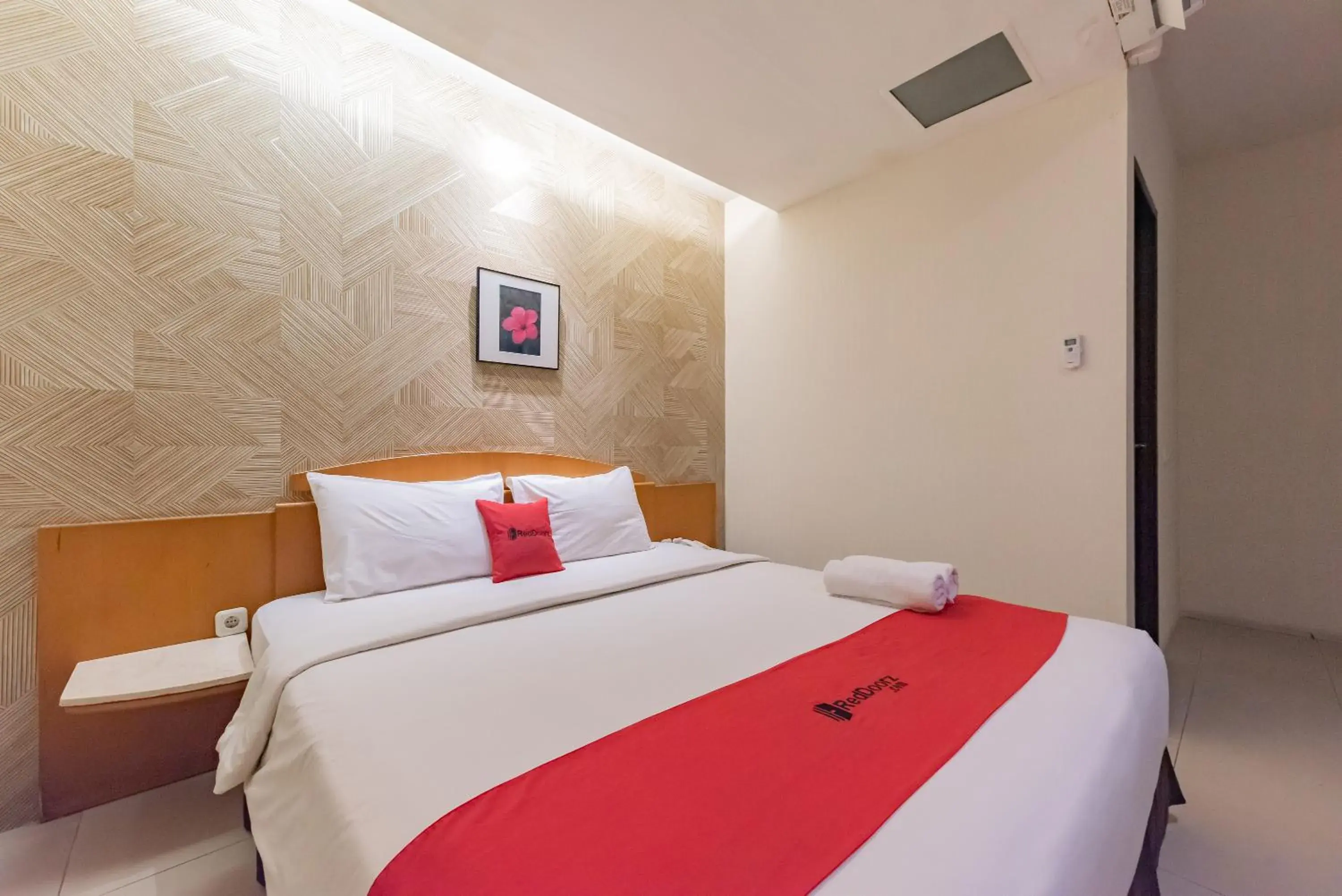 Bedroom, Bed in RedDoorz Plus @ Cipaganti Street 3 Bedroom, Bed in RedDoorz Plus @ Cipaganti Street 3