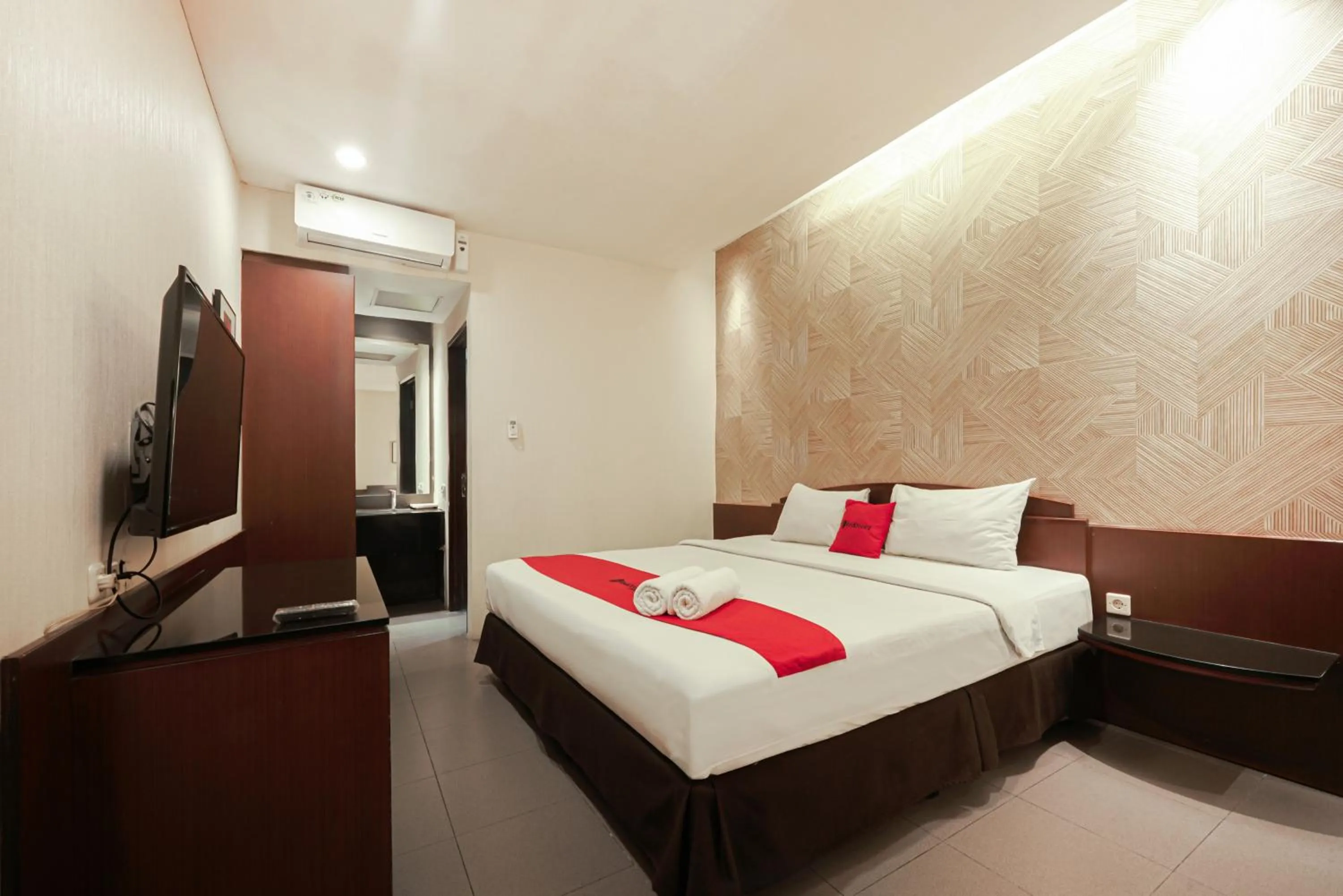 Bedroom, Bed in RedDoorz Plus @ Cipaganti Street 3