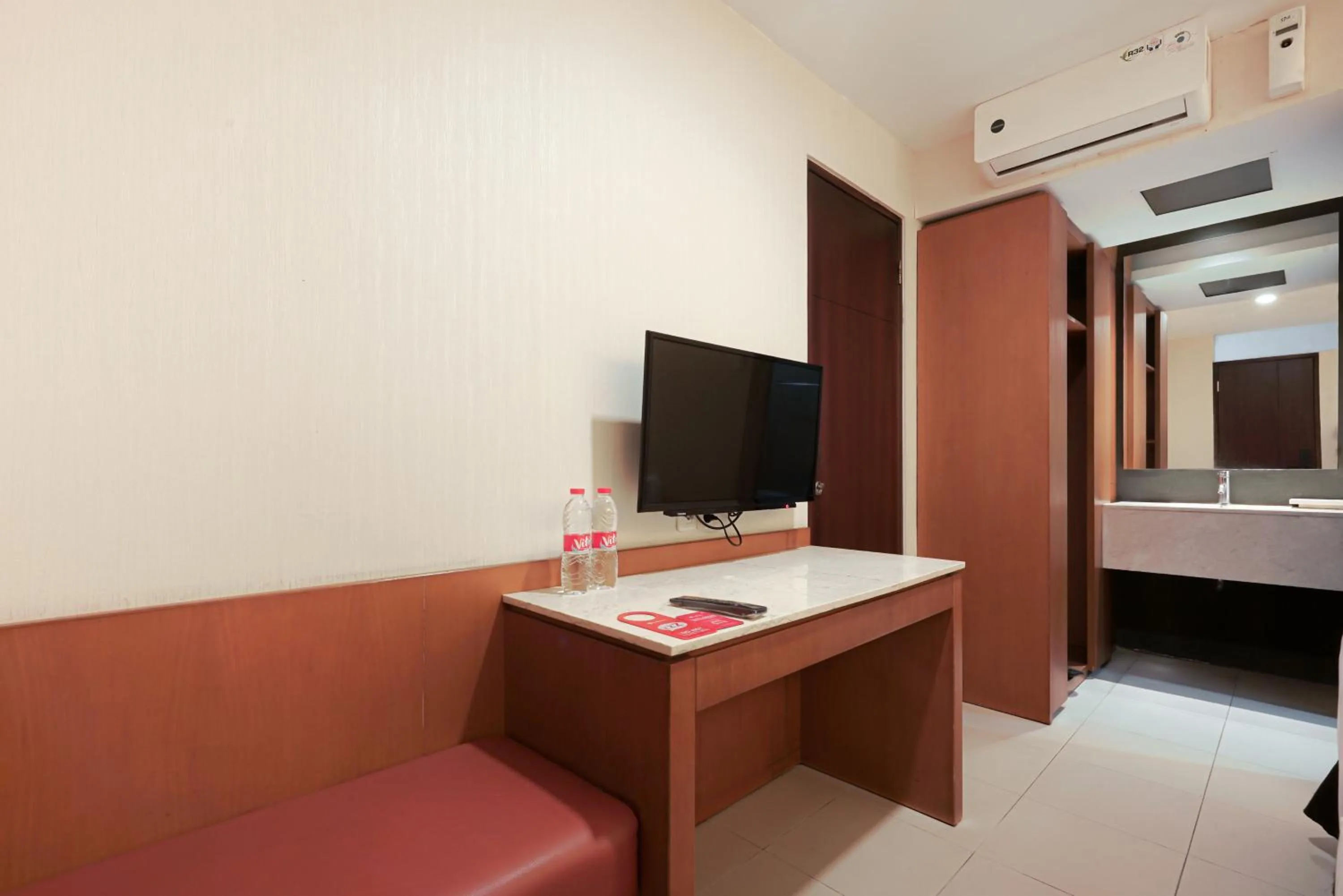 TV and multimedia in RedDoorz Plus @ Cipaganti Street 3