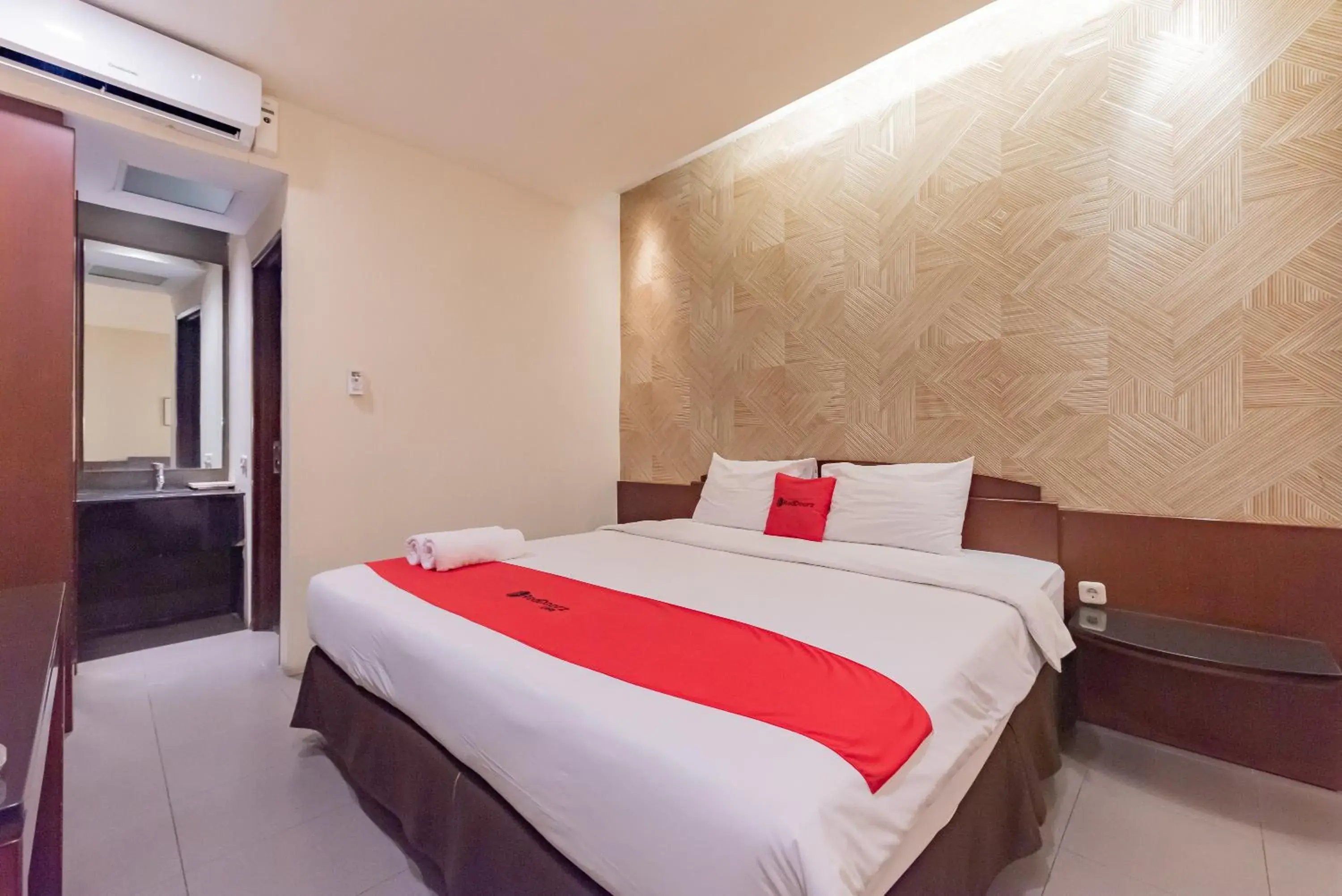 Junior Suite in RedDoorz Plus @ Cipaganti Street 3 Junior Suite in RedDoorz Plus @ Cipaganti Street 3