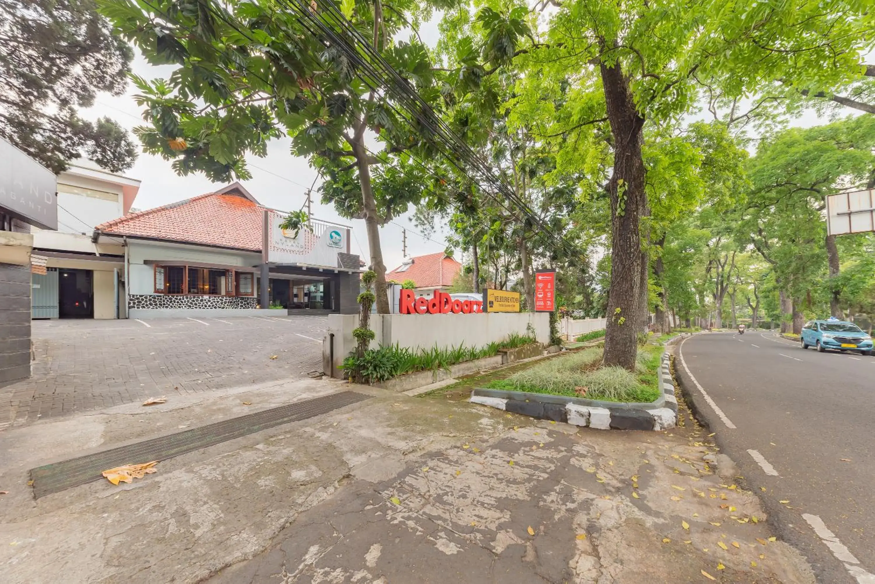 Property building in RedDoorz Plus @ Cipaganti Street 3 Property building in RedDoorz Plus @ Cipaganti Street 3